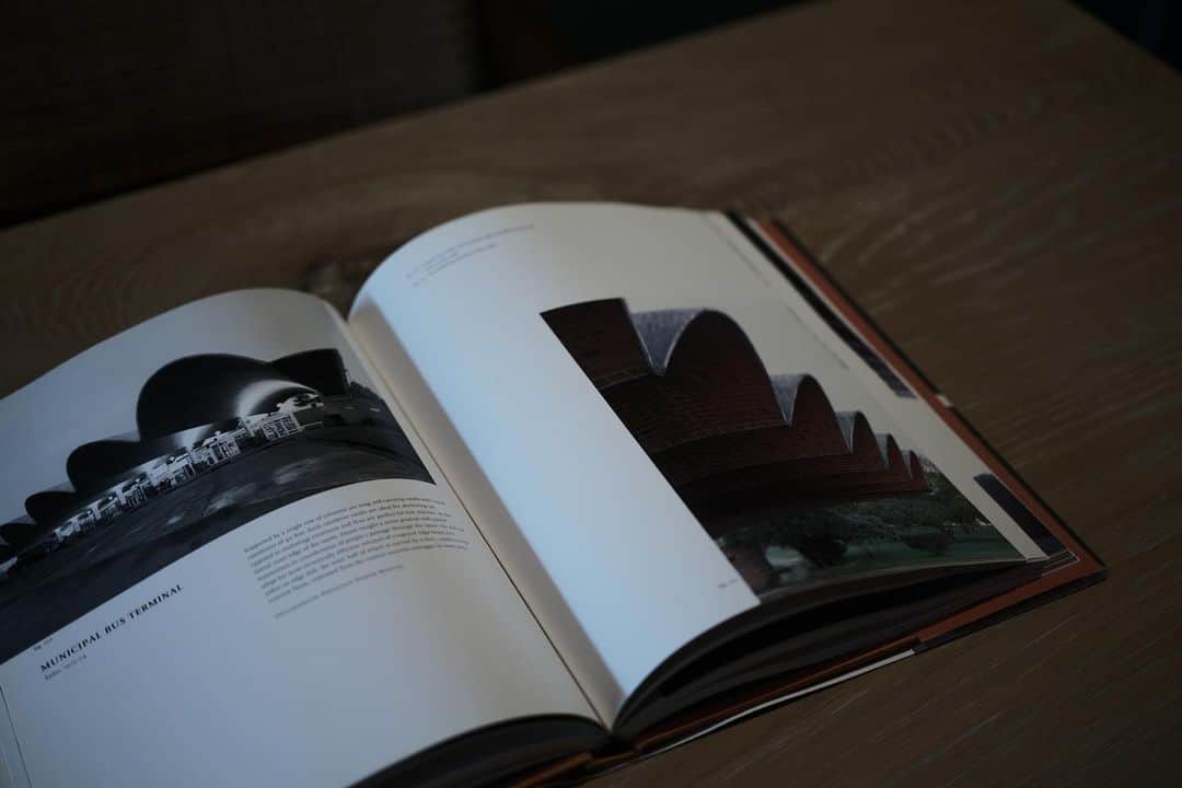 谷尻誠さんのインスタグラム写真 - (谷尻誠Instagram)「@masamichi_katayama さんから、嬉しすぎるプレゼントを頂きました。 最高すぎます。 ずっと探していた本 いつも有難う御座います。 #eladiodieste #architecture #book」12月29日 12時36分 - tanijirimakoto