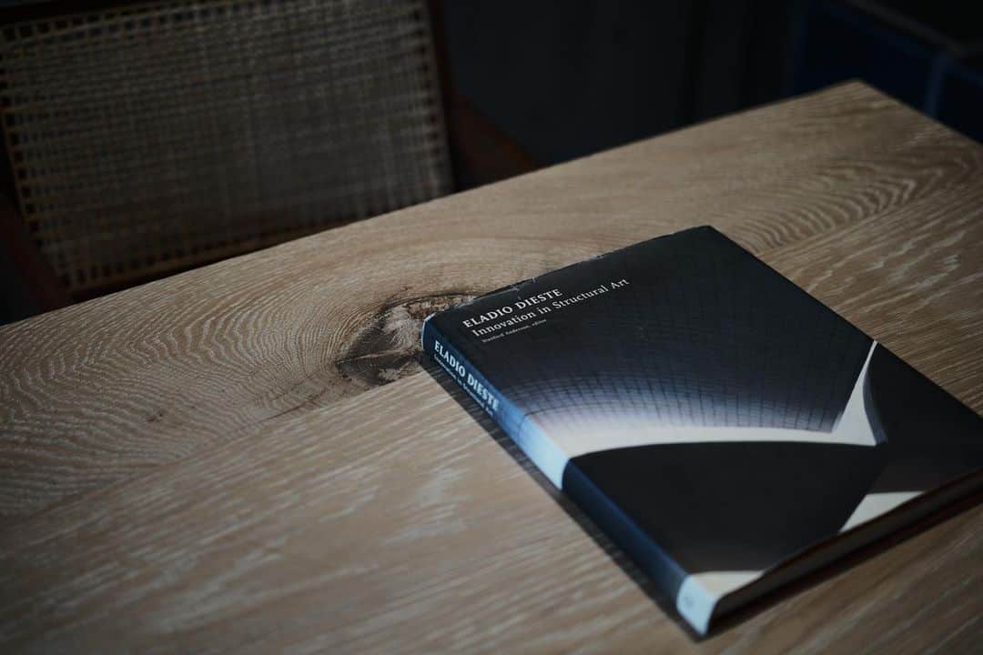 谷尻誠さんのインスタグラム写真 - (谷尻誠Instagram)「@masamichi_katayama さんから、嬉しすぎるプレゼントを頂きました。 最高すぎます。 ずっと探していた本 いつも有難う御座います。 #eladiodieste #architecture #book」12月29日 12時36分 - tanijirimakoto