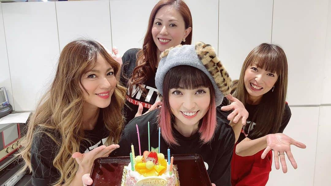 LINAさんのインスタグラム写真 - (LINAInstagram)「MAX 誕生日ラッシュのスタート！  昨日は 一日早いみなこのお誕生日を 皆んなでお祝いしましたー！ 最近では 周りの男性陣から フェロモンを感じると 人気上昇中のみなこ♡♡ 私たちにとっては いつも温かく 包み込むような優しさで 私たちを お世話してくれるみなこ♡♡♡笑 新しい歳は たくさんのみなこの魅力が溢れる姿に 期待大です！ いつも隣で笑ってくれてありがとう。 新しい一年が幸せでありますように お誕生日おめでとう！！！ #MAX #MAXMINA #birthday 続きは MAX youtube channel MAX THE BOMBで 近日公開！ お楽しみに。」12月29日 12時37分 - xxlina_now