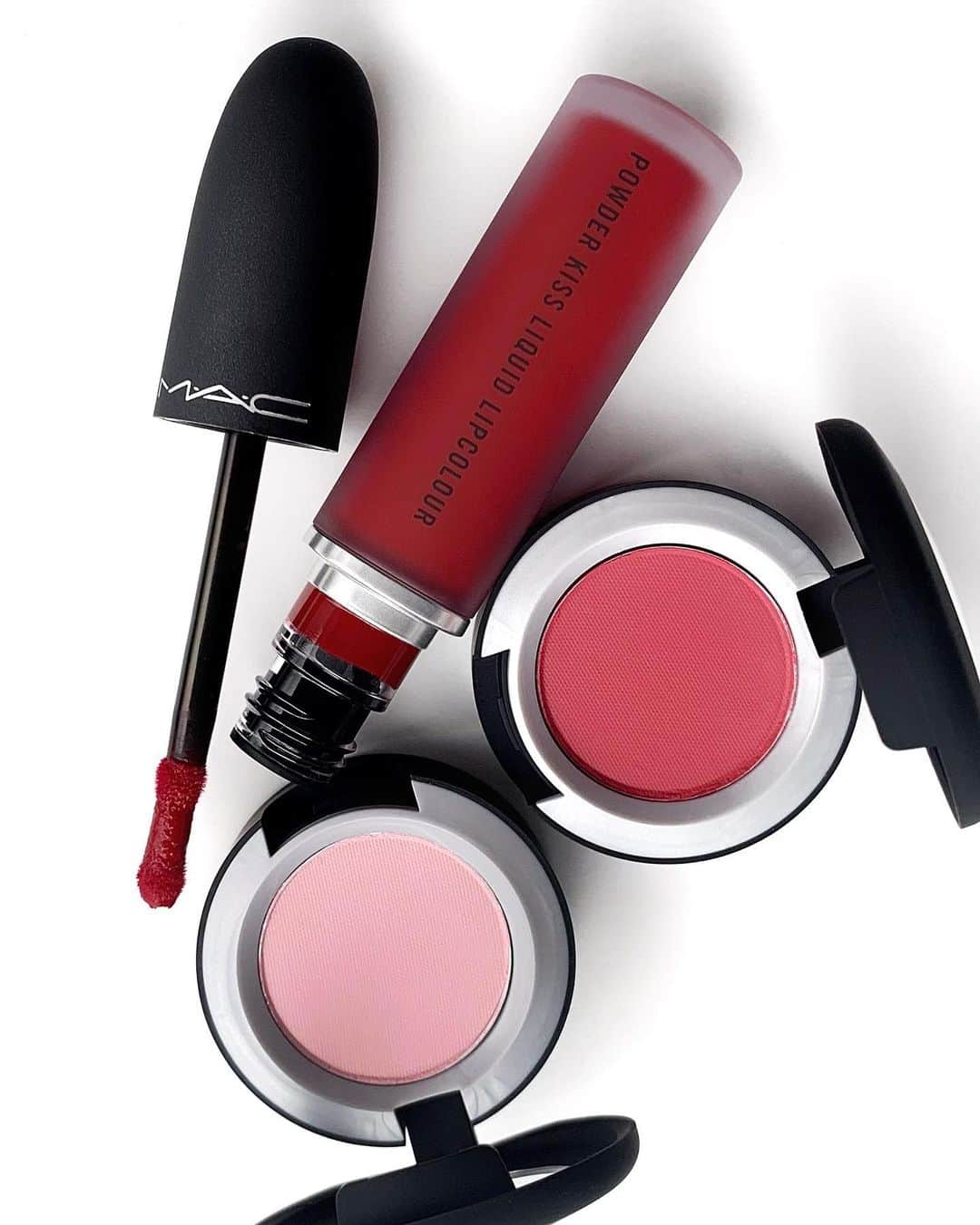 M∙A∙C Cosmetics Japanのインスタグラム：「淡くやさしい色合いのパウダー キスシリーズ🌸💭甘くなりすぎない洗練されたピンクメイクを楽しんで✨メイクルックは2枚目をチェック👉 ㅤ ＜使用製品＞ ＊EYES ☑︎パウダー キス アイシャドウ/ フェルト キュート、ア リトル テームド ＊LIPS ☑︎パウダー キス リキッド リップカラー/ オート パンツ ㅤ ＜全国のM･A･Cカウンター限定＞ 12/26(土)～、対象製品*をご購入で、 ミスト化粧水、クレンジングオイル、ストロボクリームの中からお好きなアイテムのデラックスサンプルをプレゼント🎁なくなり次第終了なので、お早めに✨ *対象製品 ・パウダー キス アイシャドウ（既存色含む） ・ダズル シャドウ ・ダズル シャドウ リキッド ・パウダー キス リキッド リップカラー(新色) ・パウダー キス リップスティック(新色) ㅤ #MACPowderkiss #MACパウダーキス」