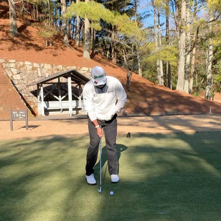 佐伯三貴のインスタグラム：「アイアンショットがアプローチみたい。  まさにシンプル！  流石でした👏  #松山英樹」