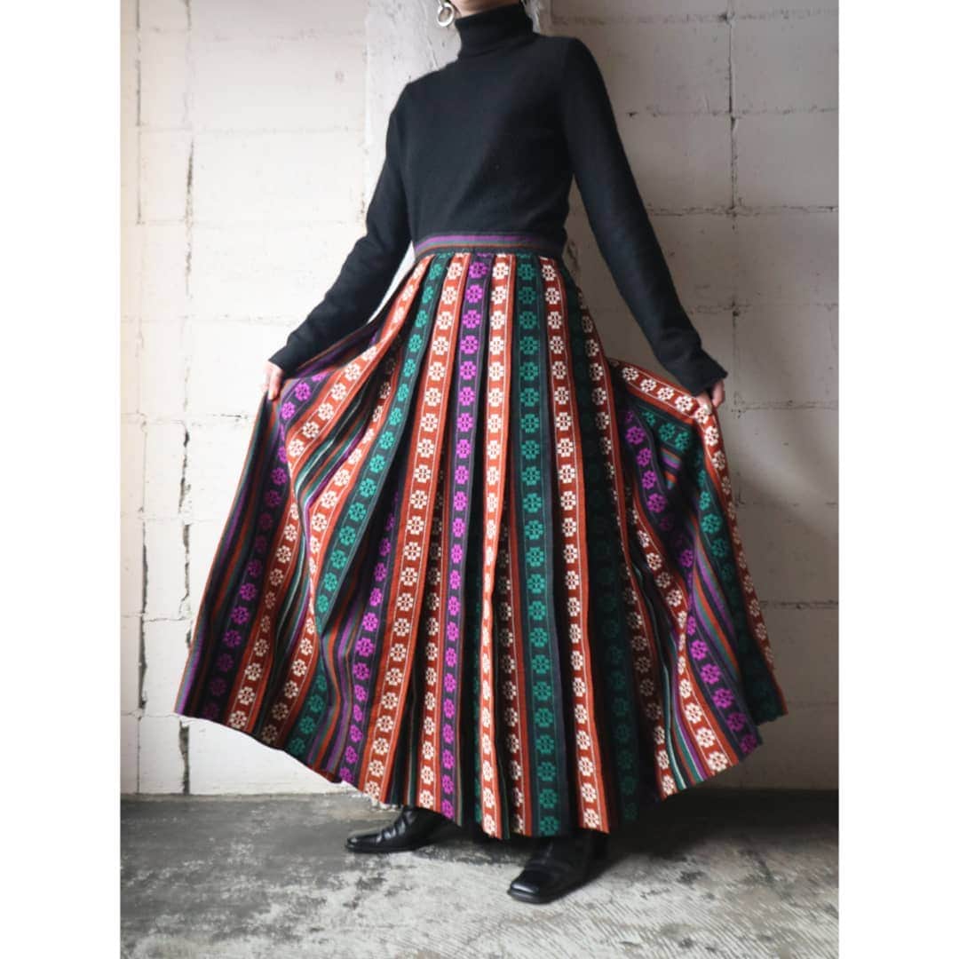 吉祥寺 古着屋 Orfeoのインスタグラム：「. 2021/1/3 NEW ARRIVAL  #orfeo #kichijoji #tokyo #vintage #used #fashion #coordinate #outfit . . 年末年始の営業時間 . 12/28  12:00～19:00 12/29～1/2  CLOSE 1/3～  12:00～20:00 . .  お問い合わせはインスタグラムのプロフィール掲載のメールアドレスにお願いいたします。お返事は1/4以降になることをご了承ください。 コメント、DMでのお問い合わせは受け付けておりませんのでご了承ください。 ONLINE SHOPの商品も店頭にてご購入頂けます。気になる商品がございましたらスタッフにお声掛けください。  新型コロナウィルス感染拡大防止策を徹底した上で営業をしております。マスクの着用、入店時にアルコールでの消毒をお願いいたします。」