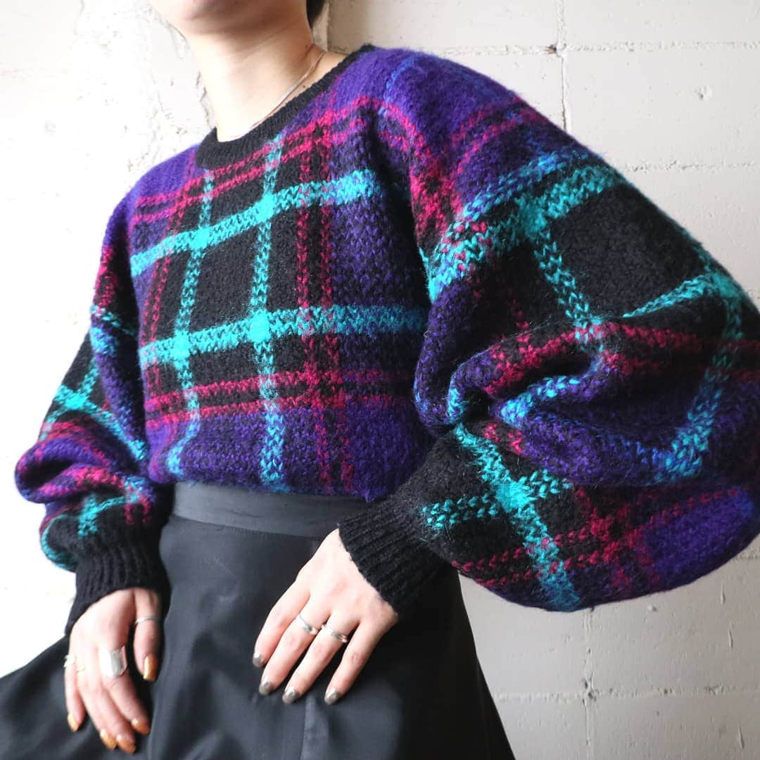 吉祥寺 古着屋 Orfeoのインスタグラム：「. 2021/1/3 NEW ARRIVAL  #orfeo #kichijoji #tokyo #vintage #used #fashion #coordinate #outfit . . 年末年始の営業時間 . 12/28  12:00～19:00 12/29～1/2  CLOSE 1/3～  12:00～20:00 . .  お問い合わせはインスタグラムのプロフィール掲載のメールアドレスにお願いいたします。お返事は1/4以降になることをご了承ください。 コメント、DMでのお問い合わせは受け付けておりませんのでご了承ください。 ONLINE SHOPの商品も店頭にてご購入頂けます。気になる商品がございましたらスタッフにお声掛けください。  新型コロナウィルス感染拡大防止策を徹底した上で営業をしております。マスクの着用、入店時にアルコールでの消毒をお願いいたします。」