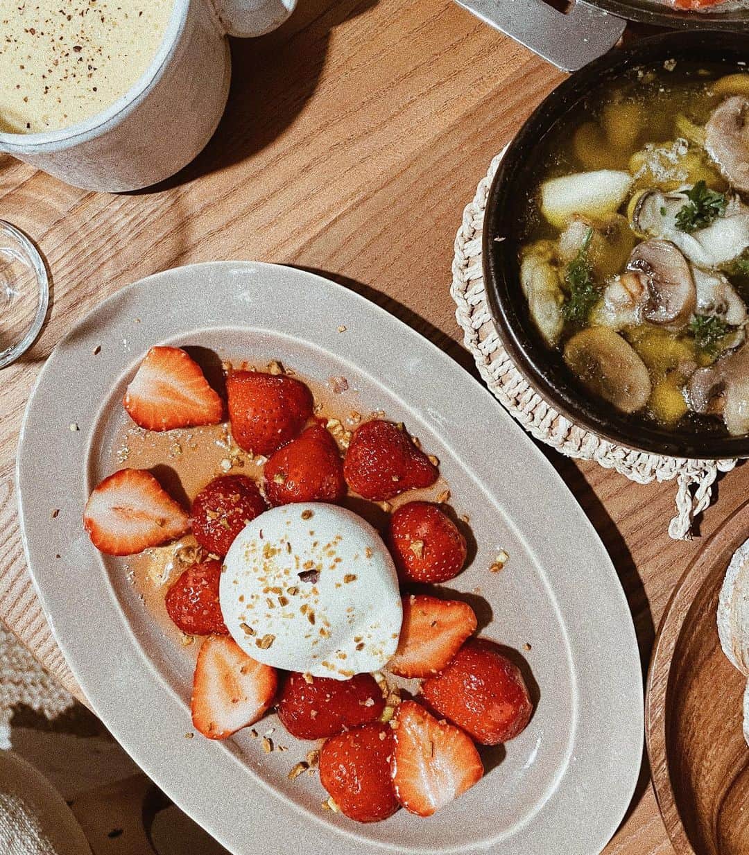 のインスタグラム：「Xmas🎄menu でした！ いちごとブッラータの組み合わせは最高🤤　 いちごはハチミツとレモンをあえて♪  お正月は母上がおせち送ってくれるから楽しみ🤤🤤🤤  完全にお正月太りの予感😌w  #xmasparty #クリスマスレシピ #クリスマスメニュー」