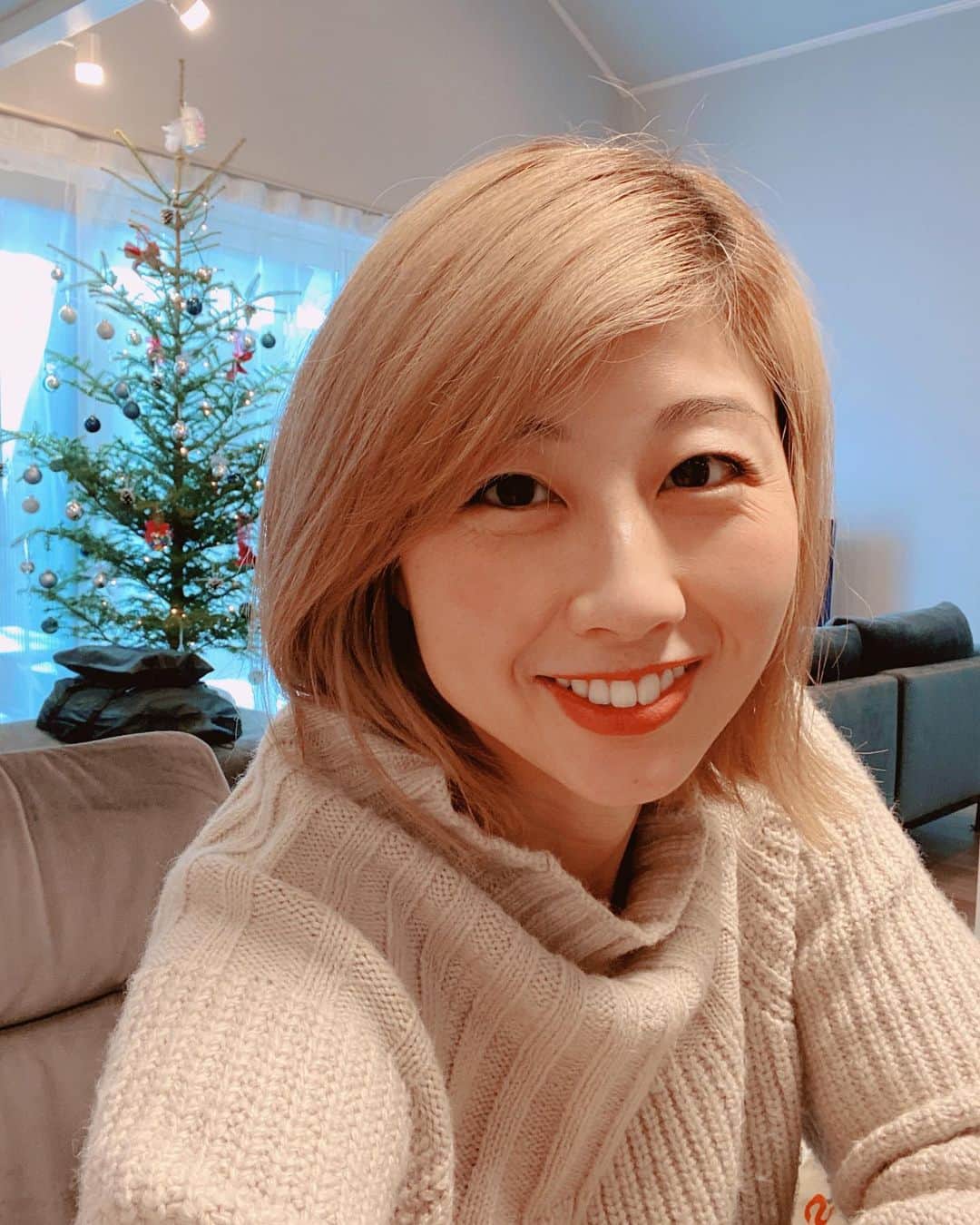 吉田ちかのインスタグラム：「Hey guys! We only have 3 more days till the New Year... hope you guys are getting all that you need to done! I’m definitely not! 🤣 Swipe for my real reaction lol ﻿ ﻿ 新年まで残り3日！年末までにやるべきこと色々とあると思いますが、みなさんは捗ってますか？？私は全然です😱笑 本当の表情は2枚目🤣」