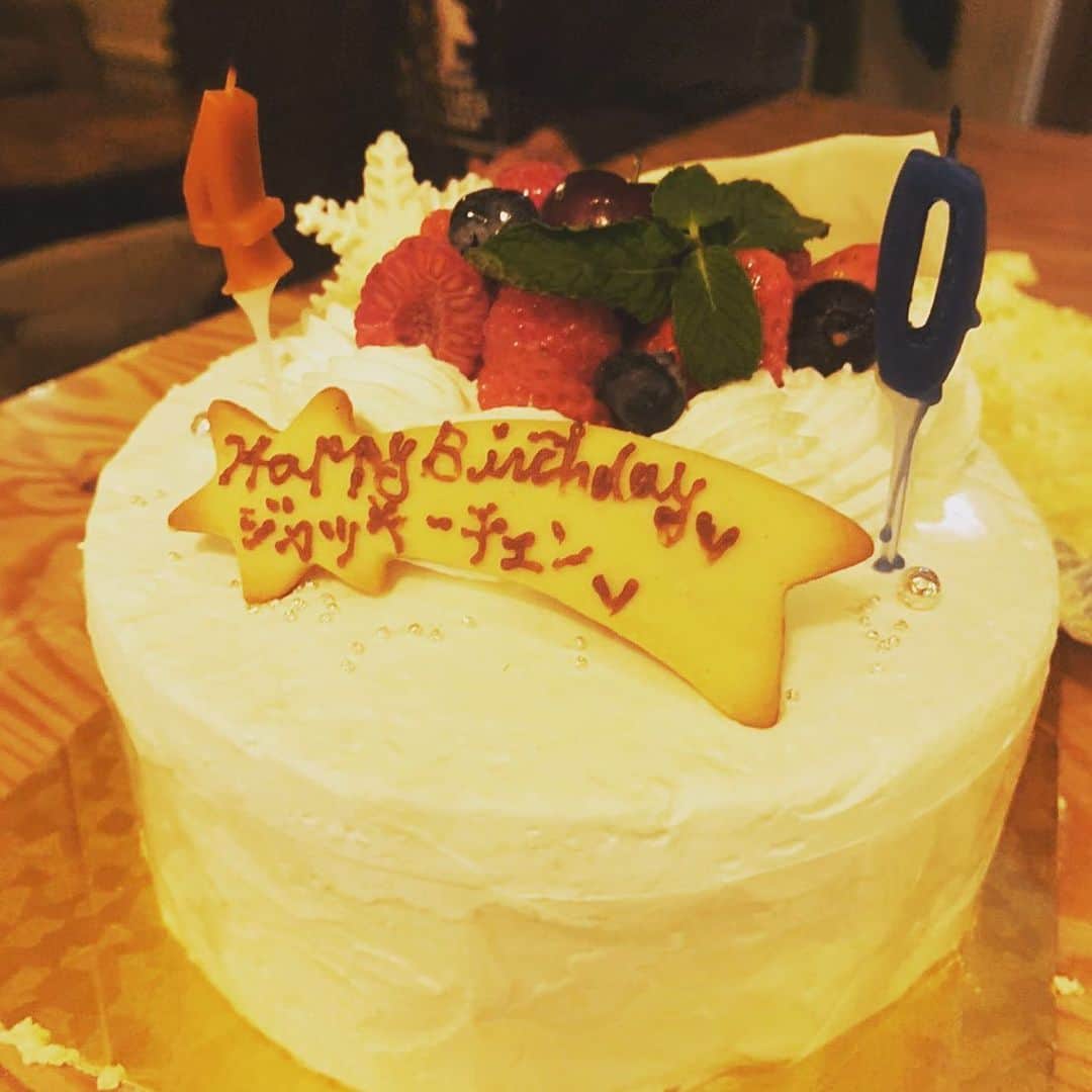 のインスタグラム：「24日誕生日でした🎂 遠征帰りの２週間自主隔離中ということで家で1人平和に歳をとらせていただきました😂SNSでのたくさんのおめでとうメッセージありがとうございます。40代新たなステージを楽しみたいと思います。これからもよろしくお願いします😄素敵なケーキありがとね😉」