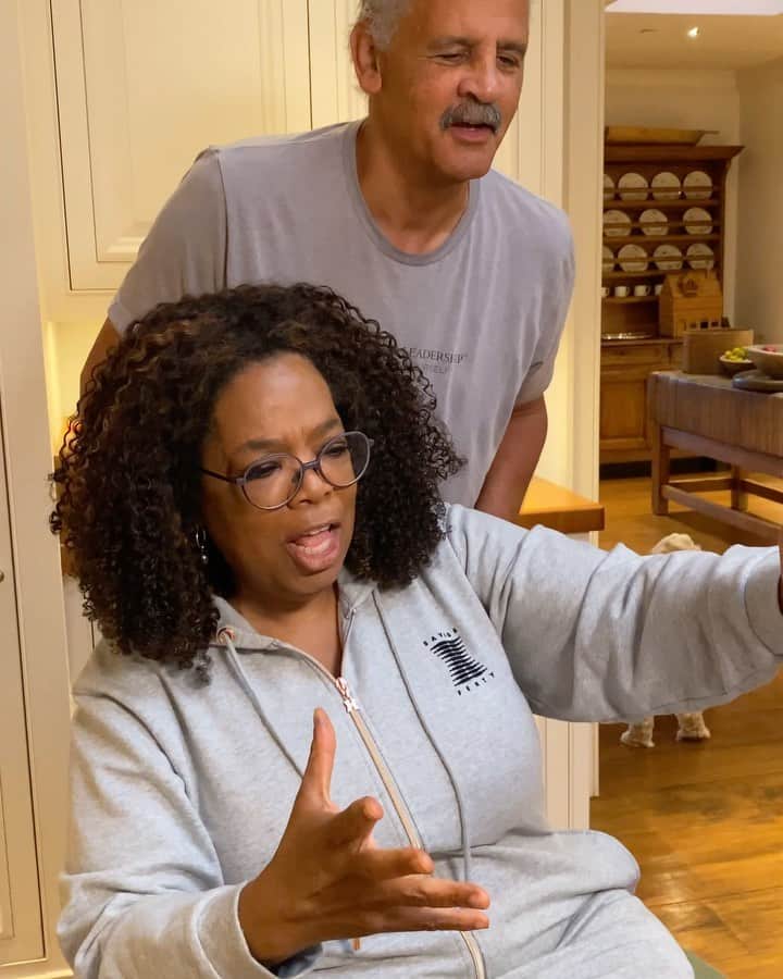 オプラ・ウィンフリーのインスタグラム：「This is the first time in a looooooong we haven’t celebrated @gayleking’s birthday together (with all yellow everything). But until it’s safe again, FaceTime sing-a-longs will do! Happy birthday to my bestie since 22 🥳🥳🥳」