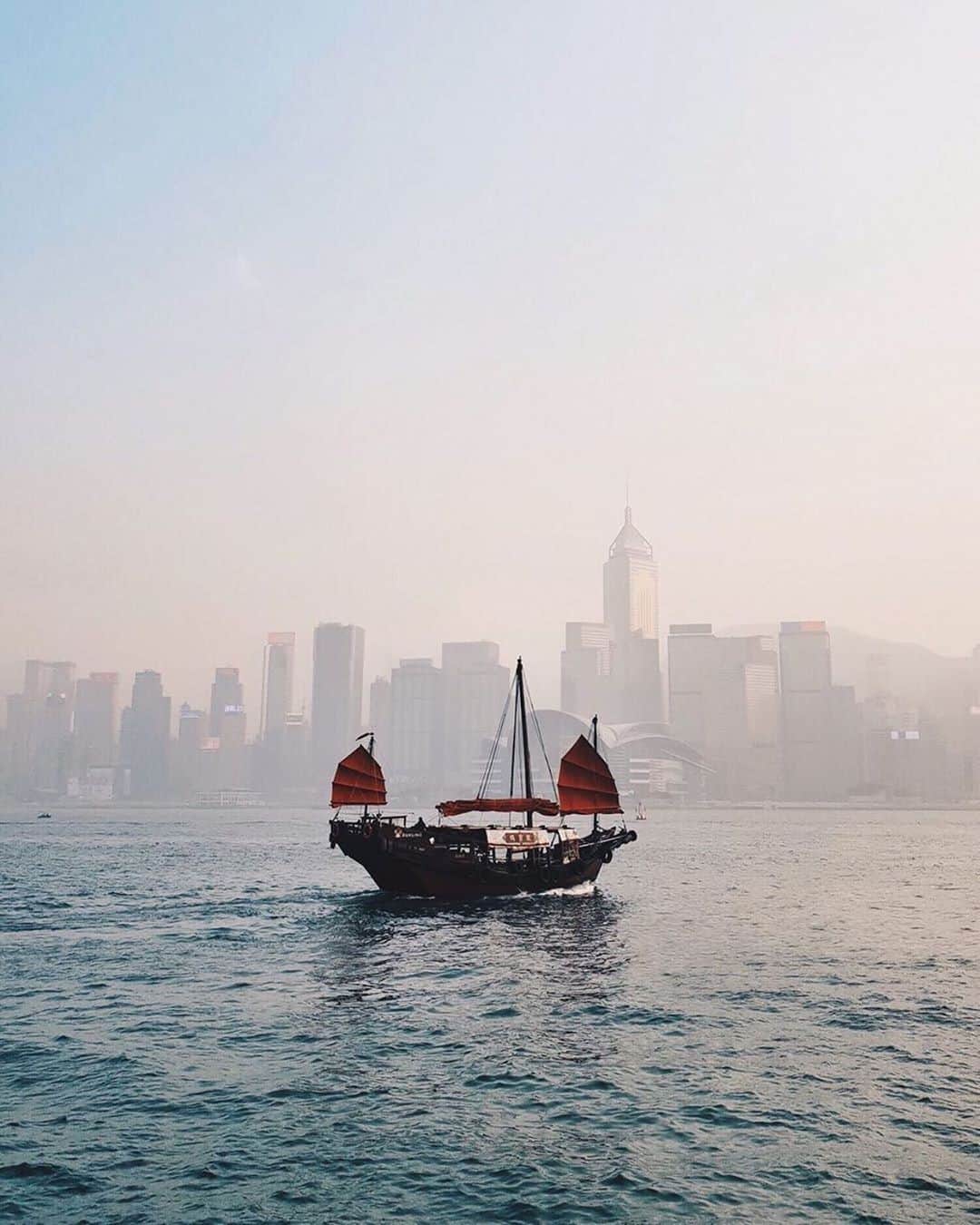 Discover Hong Kongさんのインスタグラム写真 - (Discover Hong KongInstagram)「Victoria Harbour takes on a mysterious feel as the junk boat sails into the mist. 維港好似披咗一層薄紗，份外有神秘感。 📷: @oattsu #DiscoverHongKong #repost」12月29日 13時00分 - discoverhongkong