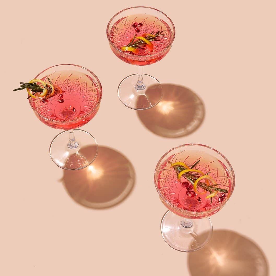 Tarte Cosmeticsさんのインスタグラム写真 - (Tarte CosmeticsInstagram)「Pour yourself a cocktail (or mocktail!)🍸 & tag a bestie to let 'em know that our up to 70% off* sale + an extra 20% off* with code: SALE is happening RN on tarte.com! RECIPE FOR WINTER SOUR: 🌿 1 1/2 oz Meyer lemon juice 🌿 1 oz Campari (optional) 🌿 1 1/2 oz Clover honey syrup (1 part clover honey, 1 part simple syrup) 🌿 1 Rosemary sprig 🌿 Garnish: Rosemary sprig, lemon twist & pomegranate seeds Link in bio to shop (US & INTL) #crueltyfree #rethinknatural」12月29日 13時00分 - tartecosmetics