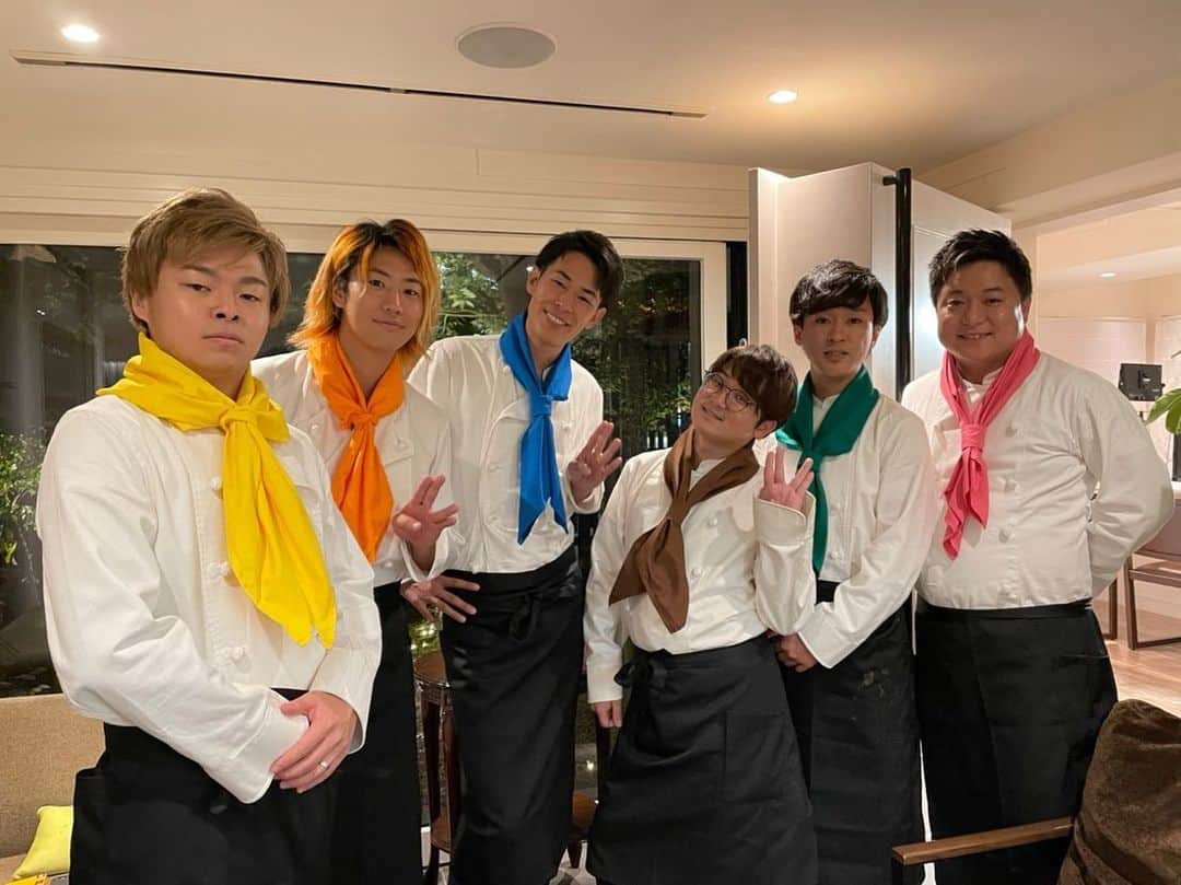 としみつのインスタグラム：「#東海オンエア上京フェス 1日目見てくれた方ありがとうございました！  衣装がビストロSMAPみたいでテンション上がりました！！！！ デヴィ夫人にかけさせてもらったドッキリは本気でヒヤヒヤしましたよ。。 協力してくださったアムールさんに感謝です。後藤シェフ、本当にすみませんでした。笑  Huluで未公開たくさん見れるんだけど、トークたっぷりでめちゃ面白い！YouTubeファンの方はそっちも楽しめる気がしました！ でもまだまだ、放送されてない箇所でもたくさん笑ってます！  今日と明日とまだ2日間放送されるのでお楽しみにー！  #東海オンエア」