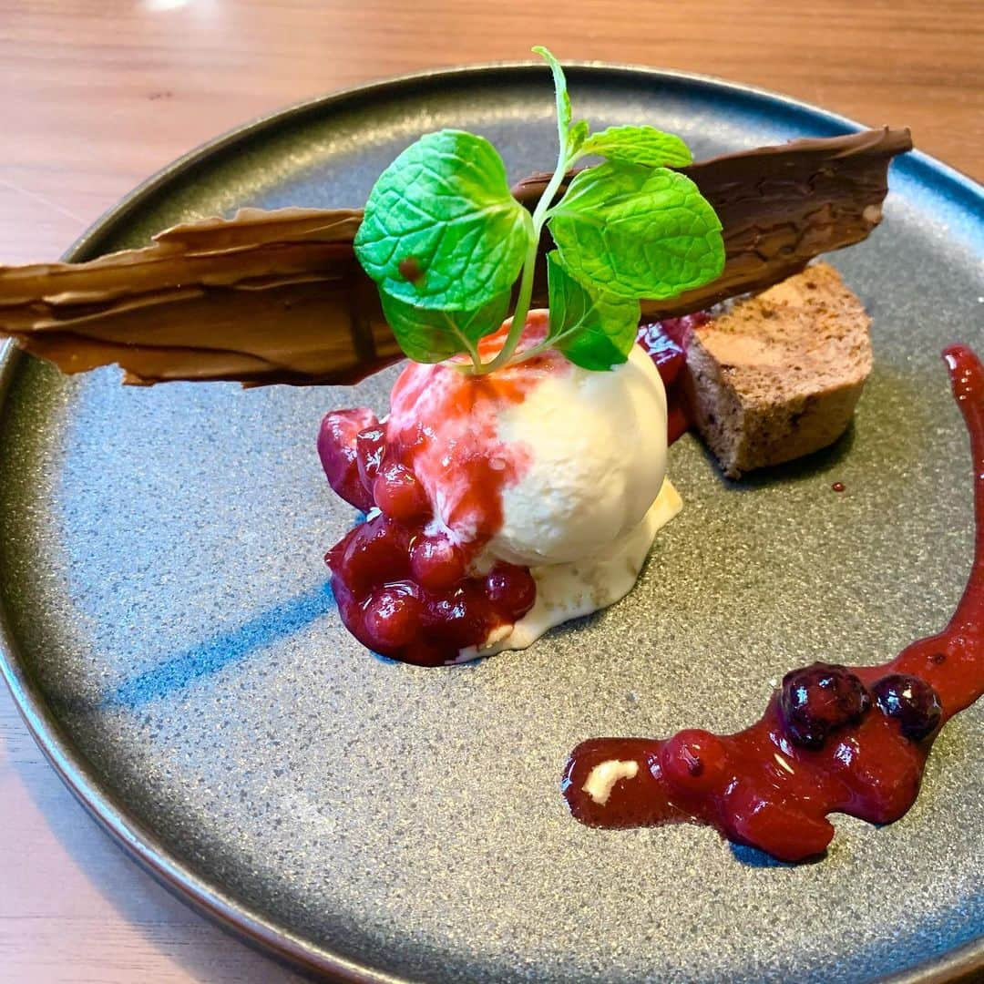 桜井未来さんのインスタグラム写真 - (桜井未来Instagram)「久しぶりのオシャレ✨ランチ😂🍽✨ あっという間に年末ですね...  友人と中々遊びに出づらい分、初めての事ばかりの仕事は日々勉強で、少しずつでも成長出来るのが嬉しい！ ジムにも通い始めて、体型ももっとメリハリボディーになりたくて😂頑張っています（笑） 昨日も「クリスマスを言い訳に食べ過ぎたから（笑） お腹メインで😂🙏」と言ったら、いつもそんな事言ってますよね（笑）と25歳のイケメントレーナーに笑われると言う😅（笑）　  私は、自分を限界まで追い込んでトレーニングする楽しさに久しぶりに目覚めた2020年🤣💓（笑） 皆さんは、どんな1年でしたか？☺️  ・ ・ #イルミネーション #クリスマス #クリスマスイルミネーション #xmas #christmas #christmastree #六本木 #六本木ヒルズ #クリスマスディナー #クリスマスご飯 #男の子ママ #女の子ママ #ママ #baby #ママ友募集 #赤ちゃんのいる生活 #ベビスタグラム #mamagirl #ベビフル #コドモダカラ #コドモノ #ママリ #親バカ部 #新米ママ東京部 #ベビモ #엄마　#妈妈 #媽媽 #Mom」12月29日 13時15分 - miki.sakurai0214