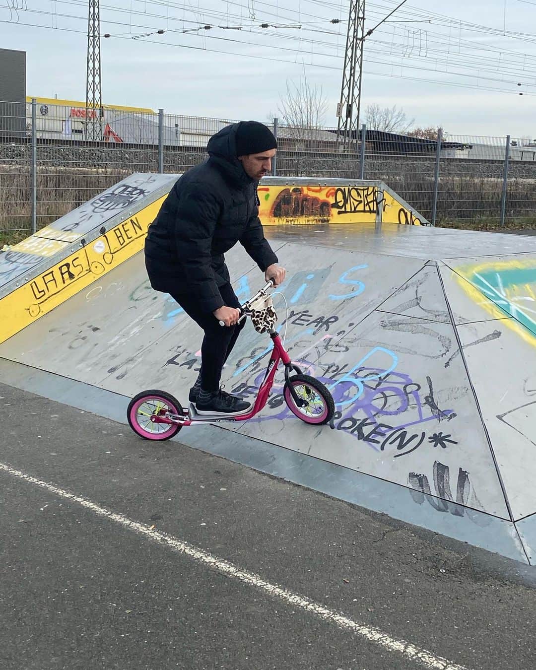 ロベルト・ヒルバートのインスタグラム：「Der Sinn des Lebens, ist ein Leben mit Sinn! #leben #freude #glück #liebe #familie #sinn #kinder #skater」