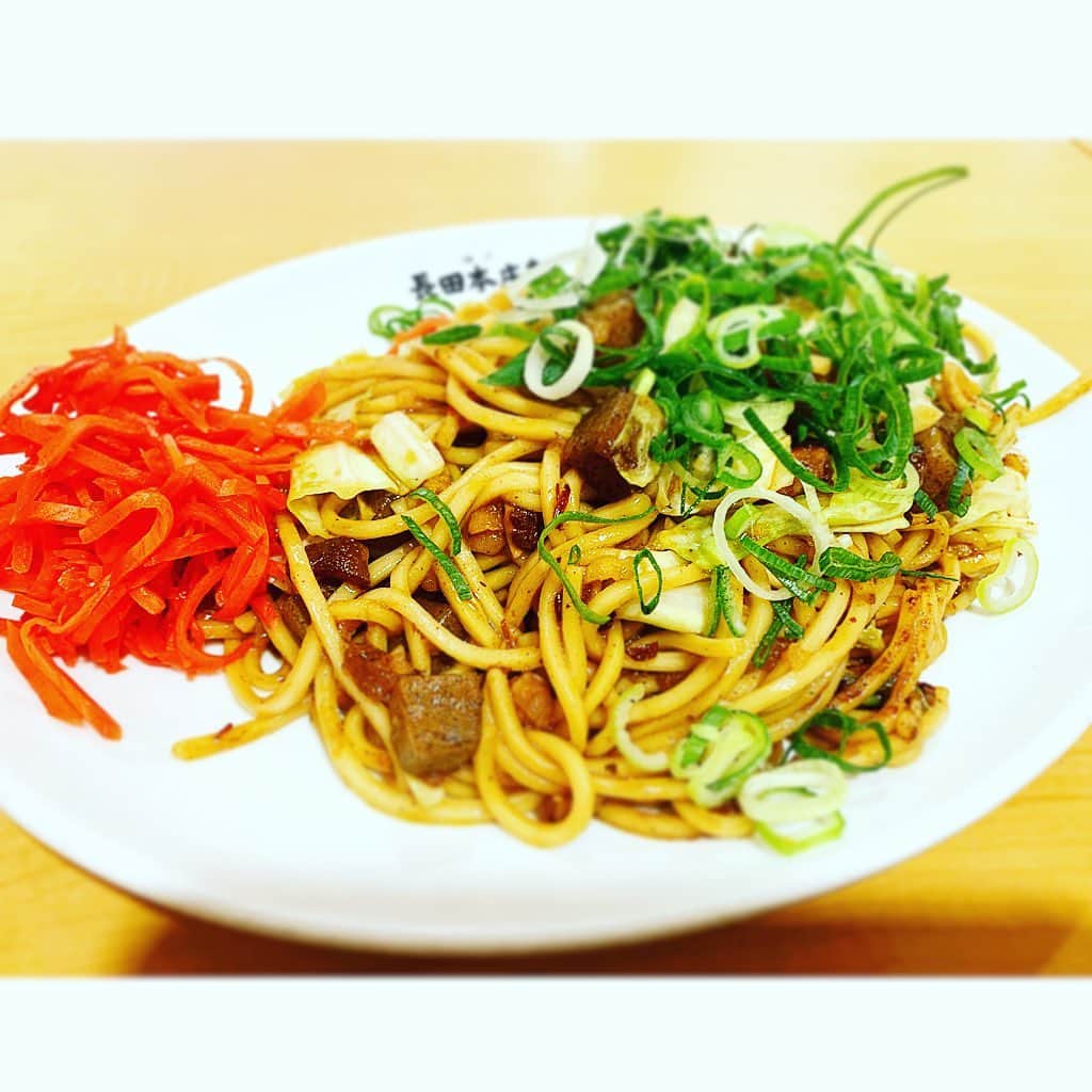 のインスタグラム：「ぼっかけ焼きそば🥢 味はもちろん😋太麺が好き💕  たまたま通りががった美容室のお店の前💈  『幸せだから感謝するのではなくて、感謝するから幸せなのだ。』  っていうメッセージ看板を置いてあって 素敵だなぁ💖 ってほっこりしました☺️✨✨  #ぼっかけ焼きそば#美味しい#素敵#愛#delicious#fun#good#friend#happy#love#happiness#good#smile#Kobe#japan」