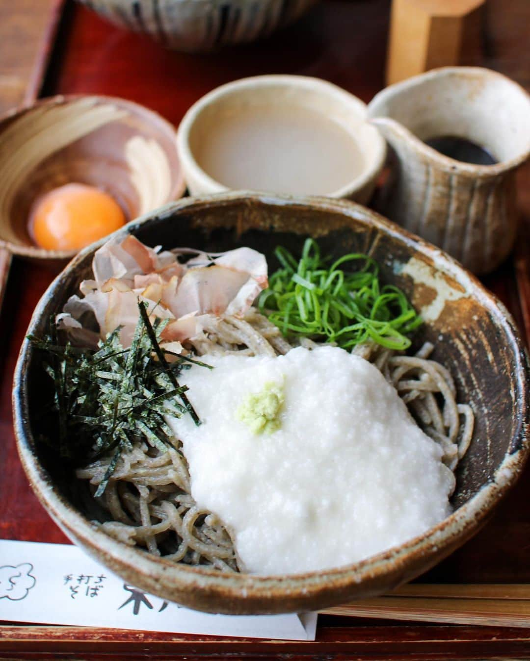 かおしさんのインスタグラム写真 - (かおしInstagram)「島根旅の記録⑦  「美肌県しまね」冬旅キャンペーン ～ご縁も、美肌も、しまねから。～ ≪あなたの美肌モードをオンにする、しまね旅≫  島根県観光連盟様のご依頼で、『美肌県しまね』のプロモーションのお仕事で島根県を旅してきました。  2日目の昼食は松江の【手打ちそば 東風】さんでお蕎麦を。  美味しそうだなと思って到着したら、すごくオシャレなお店でビックリ‼︎😳 建物自体は古くてこじんまりしているのだけれど、置いてあるものとか使われているうつわとか、とにかく素敵が大渋滞していて、私大興奮です😍  入店した時は満席で、壁横のテーブルに案内されたのだけれど、オーダーをした後に窓際の明るいテーブルが空いたので、店員さんに「こっちに移動してもいいですか？」と尋ねたら、  👱‍♂️「いいですよ。あの…写真は…」  と来たので、一瞬でその先を察した私とヒトミカワカミ(@hitomi_kawakami )が「カメラNGかも⁈」という顔で目配せしたら、  👱‍♂️「やっぱり自然光がいいですよね！(ニコッ)」  _(┐「ε:)_ｽﾞｺｰ‼︎  めちゃくちゃ理解ある店員さんでした👏🤣  私は十割蕎麦のとろろ蕎麦を、ヒトミカワカミは鴨南蛮をオーダー。 お蕎麦は寒くても冷たいのを食べて喉越しを楽しみたい派の私ですが、ヒトミカワカミの温かい鴨南蛮を一口もらったら、めちゃくちゃ美味しくてビックリ😳 あれ？私の中の温かいお蕎麦のイメージと全然違うぞ？？🤔 細いのに温かくてもコシがある感じの美味しいお蕎麦でした✨ とろろ蕎麦は蕎麦の香りが最高に良くて、つゆをかけなくてもしっかりと味がある感じ。 すごく美味しかったです‼︎  お店かわいい、店員さん優しい、お蕎麦美味しい、器かわいい、写真映えバッチリ、100点満点の素晴らしいお蕎麦屋さんでした💯👏  ◎続く◎  #美肌県しまね #美肌スイッチ #しまね美肌スイッチ #美肌温泉 #島根県 #かおし旅 #かおし島根旅行  #蕎麦 #東風 #松江グルメ #蕎麦好きな人と繋がりたい #島根旅行 #美肌 #旅行 #たびすたぐらむ #旅行好きな人と繋がりたい #女子旅 #しまねぐらむ #国内旅行 #島根グルメ #食べ歩き #ご縁と美肌しまね2020 #島根 #食べ物 #松江 #igersjp #手打ちそば東風」12月29日 13時13分 - cao_life