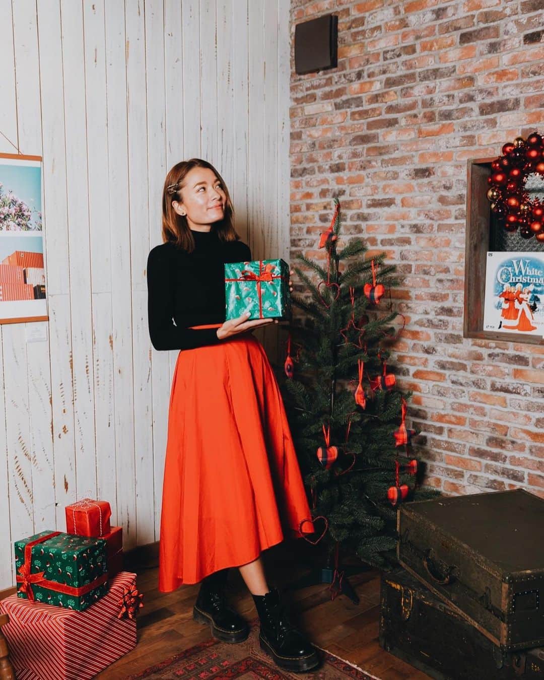 Fabiolla Takinamiのインスタグラム：「. 今さらだけど思い出としてアップさせて下さい🎄🎁 今年は　@marvista_chigasaki が企画してくれたクリスマスマーケットでの写真📸✨ プロのカメラマンが撮るとすっごく綺麗🥺✨ ありがとうございます❤️ . そして、ちょっと照れてる私が 幼く見える😂😂 . イベントにもたくさんの方が遊びに来てくださりありがとうございました🎄🎄🎁 . また来年みなさんとお会い出来るの楽しみにしてます🌈 . photo by @kazuki_murata_  @marvista_chigasaki  . . #Christmas#クリスマス#出遅れすみません#eimyistoire #fb923」