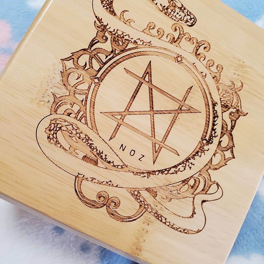 朱神宝のインスタグラム：「夏に注文してたNOZさんの腕時計⌚が届いた！ 天然石と天然木で出来た腕時計。 ３枚目に載せたように、秒針の揺れも気に入ってる！ 天然石はアマゾナイト。希望の石らしい✨ 希望ある来年になりますように！😊 自分へのクリスマスプレゼントだな☺️ #NOZ #腕時計」