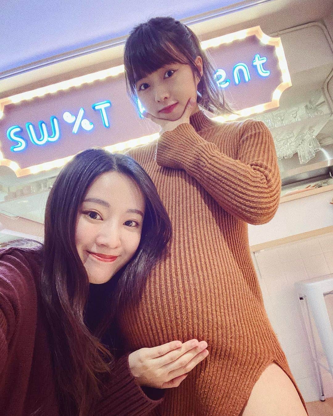 Dewi Chienのインスタグラム：「久久沒見～一不小心就變成2+1人合體了！當天還聊天聊到滿心期待做的「聖誕巧克力熔岩蛋糕」直接裂掉⋯⋯但也因此成為我們彼此的失敗初體驗，值得紀念（正能量😂😂😂 - 回歸正題，2020對我們來說都是個很大的改變，我多了一個新的身分，小安也即將回歸音樂之路，不變的就是我們都還是會在自己最熱愛的工作上努力打拼，繼續陪伴著支持我們的每一個你妳💪🏽#Dears 👩🏽‍🤝‍👩🏻💕」