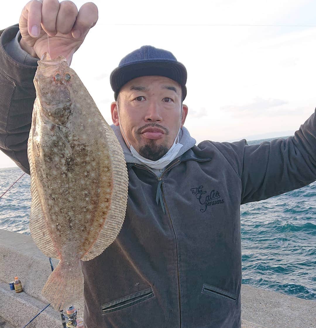 武蔵のインスタグラム：「アジが1匹だけ釣れたので泳がせ釣りしてみたら、釣れたよ🙆  #武蔵 #釣り #ヒラメ  #fishing  #fishingrod  #nofishingnolife」