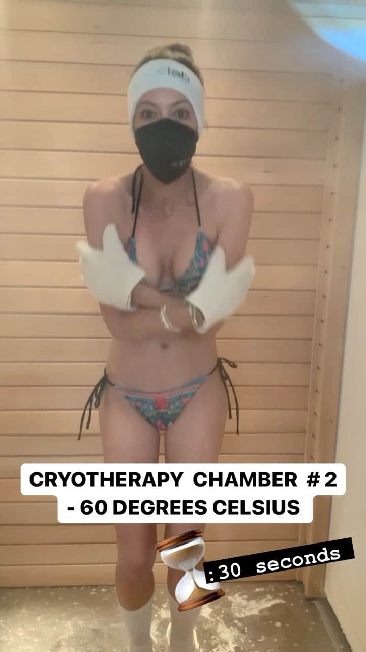 タリン・サザンのインスタグラム：「Didn’t think I’d come all the way to Bali to freeze, but…here we are!  Whole body cryotherapy, aka “cold therapy,” is where the body is exposed to extremely cold temperatures for several minutes. While cryotherapy has become a trendy spa addition in recent years, studies on athletes suggest that it can be effective in reducing muscle pain, inflammation and cell damage. Other studies have shown effectiveness on short-term mood disorders (ie depression), nerve pain, migraines, arthritis, and inflammatory skin conditions.  Cryotherapy is considered relatively safe, but like anything, needs to be done under the supervision of a skilled technician. I know a lot of people who swear by it for muscle repair and fatigue, and since I had just completed a tough workout, I thought I’d give this state-of-the art chamber system in Bali a try!  Each chamber had three different temperatures:  Chamber 1: - 10° Celsius / 14° Fahrenheit Chamber 2: -60° Celsius / -76° Fahrenheit Chamber 3: -110° Celsius / - 166° Fahrenheit  The technician recommended I stay in Chamber 1 and 2 for 30 seconds each, but I remained in Chamber 1 for about a full minute to capture video. You can stay in Chamber 3 for up to 3 MINUTES, but I could only make it :60 seconds before my hands felt like they might fall off. (*note: I had also forgotten to remove my plastic bracelets, which had tiny metal studs on them. I was worried the freezing metal tiny parts might burn my skin.)  FINAL THOUGHTS? Right after the session I felt a surge of energy, likely from the release of adrenaline, noradrenaline and endorphins in the body from the extreme cold temperatures. It also seemed to accelerate my post-workout body soreness, but this is a highly subjective conclusion since I don’t do that many tough workouts.   Thank you to @the_istana, @meditationdave and @humanfor inviting me to the beautiful facilities. The cryotherapy chambers & hyperbaric tanks are far more advanced than what I’ve experienced in LA!  If you’re in Bali, I highly recommend you check it out.」