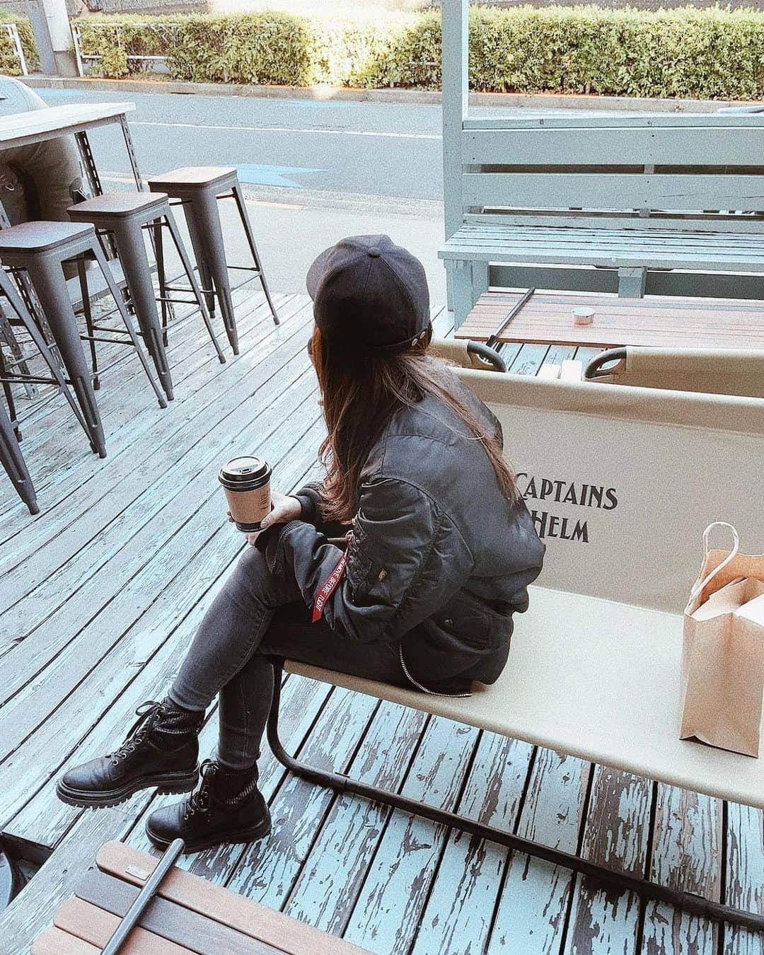 のインスタグラム：「不審者スッピンスタイルでかずきの働いてるお店へ😎  またパツキンにして不良になってた🥺w  可愛ぃラテアートを作ってくれました♪  #不審者コーデ #今から窃盗しますスタイル　笑　#ラテアート#ブラックコーデ#パツキン美女」