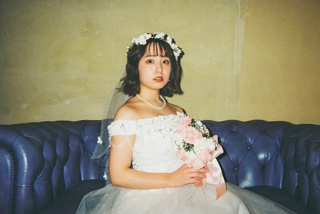 前田美里のインスタグラム：「今年もあと２日💛👰‍♀️ . . #フィルム 🎞 #写ルンです  . . #ウェディングドレス #撮影 #レトロ  #フィルム  #女子力  #おうち時間 #stayhome #photo #ファインダー越しの私の世界 #写真好きな人と繋がりたい #ヲタク #櫻坂46 #日向坂46 #フォロワー募集中 #フィルムカメラに恋してる #film #filmphotography #japanesegirl #follow #followme #좋아요 #팔로우미 #팔로미 #오오티디」