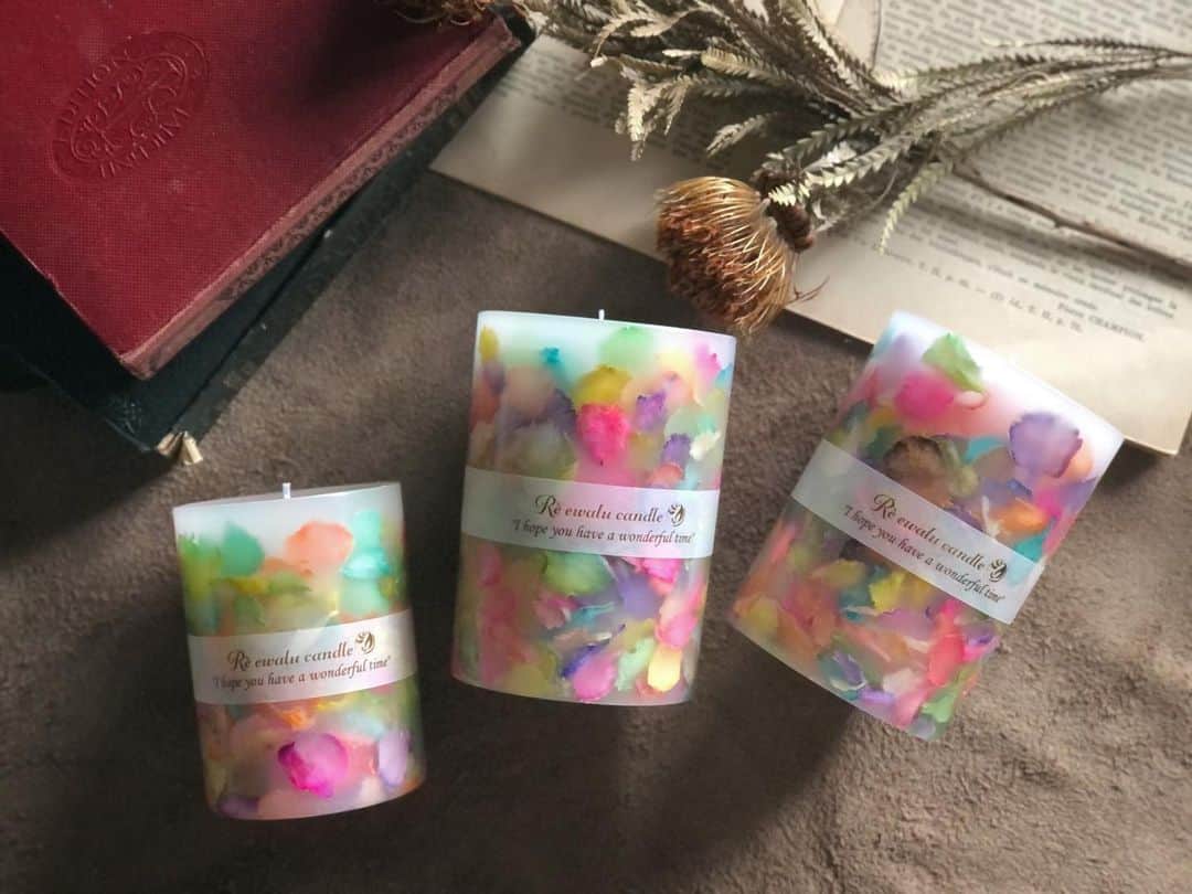 Re.ewalu(ﾚｳﾞｧﾙ)~Life of akari~のインスタグラム：「𓏙𓏙  Rainbow Petals Candle  ・ ・  FANTIST販売サイトにて @fantist_official   3点のみ第一弾でご用意できました𓊮  14:00にカートがオープンします🛒  size L ×2 Gardenia / Lavender size M ×1 Raspberry  ・ ・  ご覧いただけたら嬉しいです𖥋  FANTIST販売サイトTOPのプロフィール 【onlineshop FANTIST】からご覧いただけます☺︎♡☺︎  ・ ・  ━━━━━━━━━━【information】━━━━━━━━━━━━ 〔Contact〕 ✔︎オーダー依頼・Lesson問合せ・お仕事依頼 🔝HP➪contact・Instagram DMから☺︎︎  〔Candle Lesson〕 Open→火・水(土or日) ✔︎Lessonのご予約は 🔝HP➪contact・Instagram DMから☺︎︎  〔Movie Lesson〕 FANTISTにて動画レッスン公開中ఌ 🔝HP➪Movie Lessonより  ⬇︎今後の動画Lesson公開予定メニュー⬇︎ ✔︎Marblepop gel Candle  〔Shop ᴥ︎ Event〕 ✔︎Select shop : DAISY'S DELI 様 湘南エリア藤沢 ✔︎2月 名古屋百貨店 委託販売  ━━━━━━━━━━━━━━━━━━━━━━━━━━━━━  #botanicalstyling #candles #myroom #wedding #キャンドル #川崎キャンドル教室 #習い事サロン #部屋作り #ひとり暮らし #空間美學 #蜡烛 #淡色女子 #暮らしを整える #JCAキャンスタ #香りのインテリア #贈り物 #大人のインテリア #川崎 #癒しの時間 #양초만들기 #촛불 #冬のごほうび #ホワイトインテリア #インダストリアルインテリア #一人暮らしインテリア #ボタニカルキャンドル #レインボーカーネーション #FANTIST」