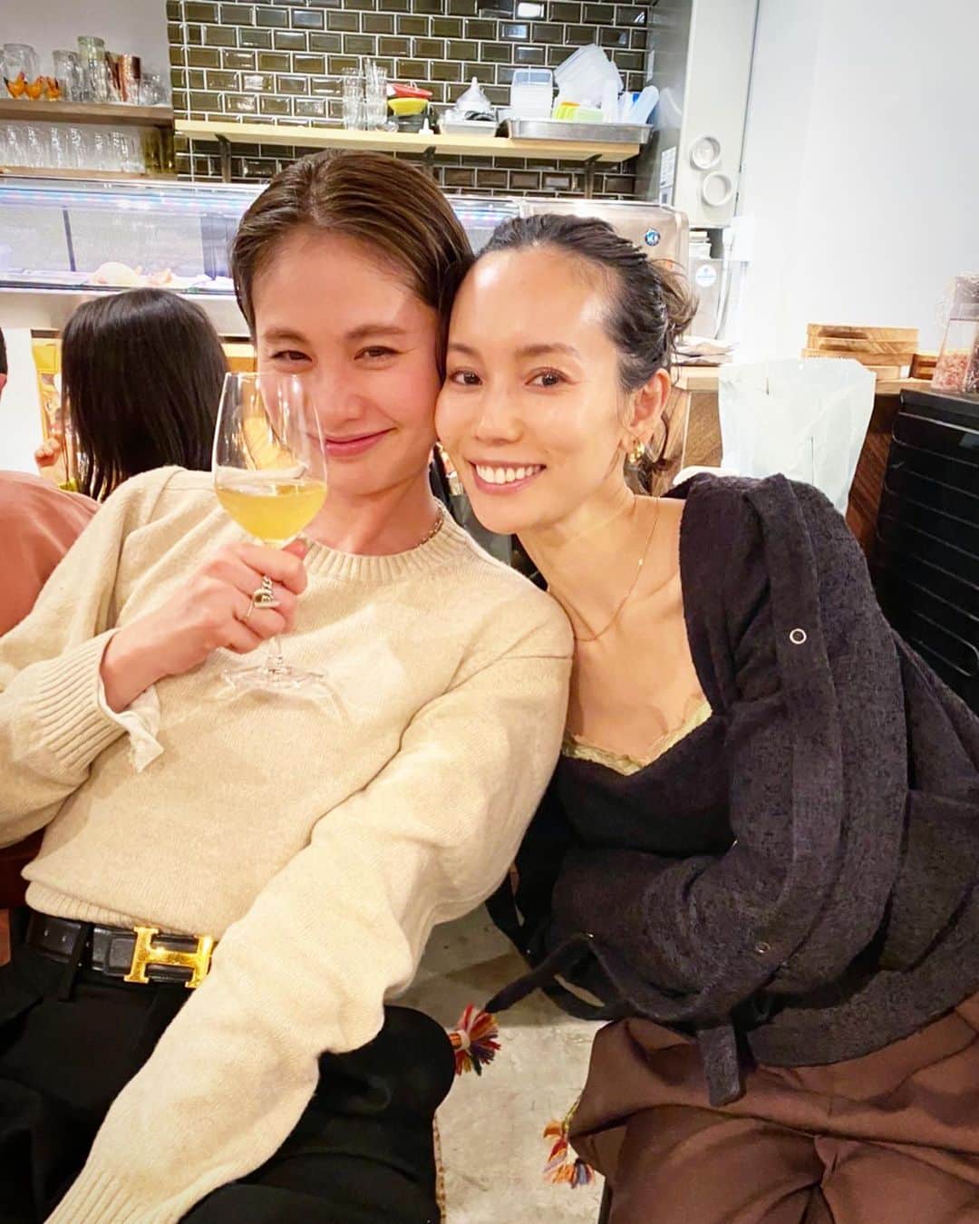 二ノ宮和佳子のインスタグラム：「昨日、誕生日でしたー 大好きな友人たちがお祝いしてくれて、ほろ酔いで迎えました みんなで笑って過ごせるって、本当に幸せ たくさんメッセージ頂いたみんなもありがとう♡  新しい風の時代 シェアや協力って言葉が、最近本当にしっくりくる 友人やチーム、家族、応援して頂いてる皆さんに感謝を忘れず、がんばろ 楽しも‼︎  #birthday #42th #だいぶオトナだな #色々頑張らなきゃw」