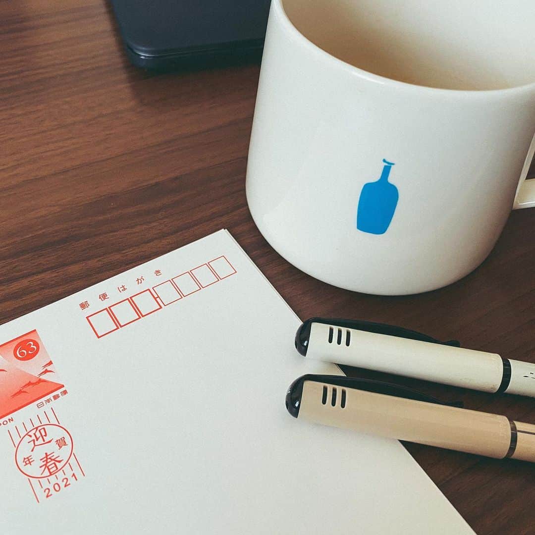 鈴木芳奈のインスタグラム：「書いたり、台本読んだり、書いたり、読んだり。 年末ですな☺︎ #役者 #俳優 #女優 #山形出身 #act #actor #actress #年賀状 #手書きの良さ」