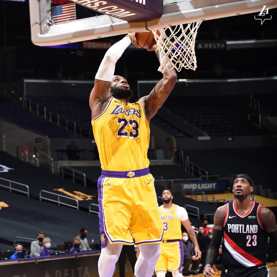 Los Angeles Lakersさんのインスタグラム写真 - (Los Angeles LakersInstagram)「Switch it, slip it through, swing.   (📺: @spectrumsportsnet)」12月29日 13時44分 - lakers