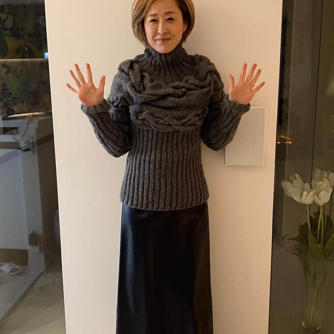 城之内早苗さんのインスタグラム写真 - (城之内早苗Instagram)「セーター  こんなのありました！ 以外と、編み方は単純なんです😁  やっぱり年の瀬、慌ただしく… すっかり時間が空いてしまいました💦 良いお年を！にならないように頑張る💪つもり😅  #ハンドメイド#手芸#編み物#棒針編み#セーター#割と単純#素人仕事#城之内早苗#もうひと頑張り」12月29日 13時46分 - sanae.jyounouchi_official