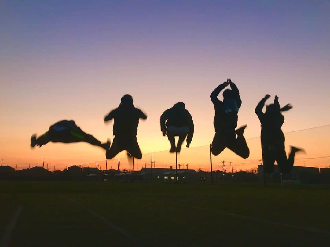 東京スポーツ・レクリエーション専門学校さんのインスタグラム写真 - (東京スポーツ・レクリエーション専門学校Instagram)「＼トレーナーステーション／ 12月28日・横山杯⚽️サポート3日目・最終日。 午後からは後半日程の神栖ユースカップが始まりました！ ・ 連戦で参加の選手も多数。 波崎での大会サポートも今日3日目が折り返し！ ・ 引き続き、サポートさせていただいてます！ ・ 選手の来訪が切れたタイミングでは、実践力を付けるべく、講師のアスレティックトレーナー相手に練習を積んでいます🔥😃 ゲーム中は、ゲームをモニタリングする事で安全面のサポートを。 ・ 3日目、折り返しまで来ました！ 残り日程も元気よくサポートすべく、 夕陽に向かってBig Juuuuuuump💨‼️ ・ #横山杯#神栖ユースカップ #スポーツマネジメント #スポマネ　#ゲキサカ #TSRトレーナー #TSR #東京スポーツレクリエーション専門学校  #TSRトレステ #アスレティックトレーナー #トレーナーステーション」12月29日 13時47分 - jikeitsr