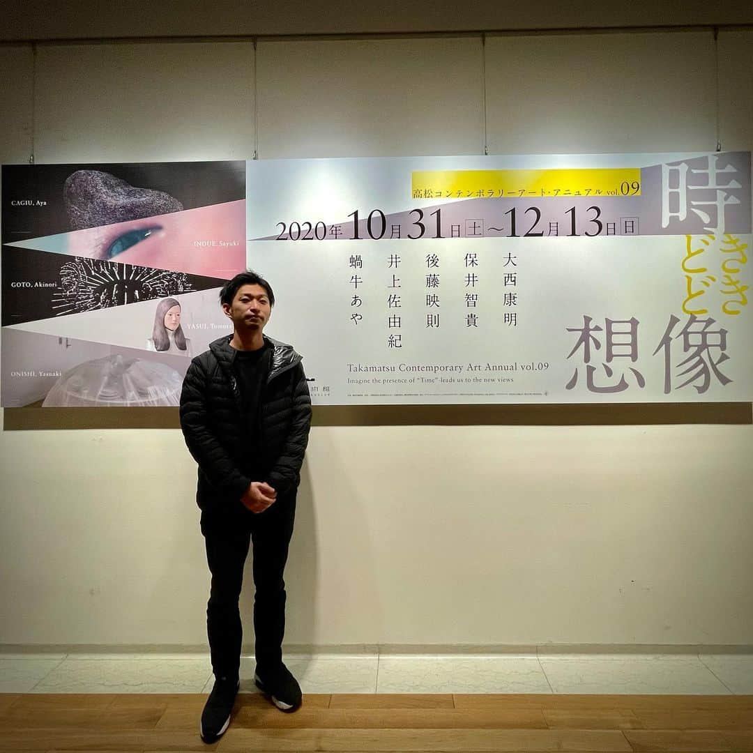 林信行さんのインスタグラム写真 - (林信行Instagram)「高松で見た日本発コンテンポラリーアートの新しい展望  Takamatsu Contemporary Art Annual | Takamatsu Art Museum 高松コンテンポラリーアート・アニュアル vol.09　時どきどき想像 高松市美術館 【終了した展覧会です】  年末47都道府県で唯一行ったことのなかった香川県をたった１日だけ訪れたのは第10回の「高松コンテンポラリーアート・アニュアル」を見るため。 　2017年のMedia Ambition TokyoでZeotropeを3Dプリンターを使って立体化したような「toki- BALLET #01」という作品に大きな衝撃を受けたが、その作家、後藤映則さんから出品するから是非、見に来て欲しいと本当はオープニングに行く予定だった。しかし、色々な用事で時が流れ、ほとんど諦めかけていた所、なんと最終日であれば行けることがわかった。しかも、後藤さんに連絡を取ると最終日であれば、撤収の準備もあるので本人もいるという。 別府から豊後高田、そこからフェリーで山口県の宇部に30分だけ立ち寄ってからの高松というかなりの強行軍だったが、直島をはじめ、流政之美術館など行きたいところの多い香川県とのこれから始まる交流の第一歩としては最高の１日となった（うどんも一杯いただいたが、後藤さんに連れて行ってもらった骨付き鶏が美味しかった）。  さて、目当ての後藤さんの展示だが、これまでで最大規模の展示。 いつまでも見ていたくなる作品ばかりが部屋を埋め尽くしていた。 しかも、作家と一緒ということもあり、触れてはいけない作品の回転を止めてくれるたり、配置を変えてくれたりの大サービス（動画参照）。後藤さんの作品が、実はまだまだそのポテンシャルのほんの一部しか見せていなかったことを改めて知った。 しかも、今回、あえて自然光（＝太陽）を使って、晴れた日だけ楽しめる作品を作ったり、そもそもZoetrope的なものは太古の昔からあったのではないかという想像の元に作られた、遺跡からの出土品のような作品を作っていたりとストーリーとしての奥行きもさらにプラスされており、面白かった。  もちろん、素晴らしかったのは後藤さんだけではない。 一番最初のギャラリーを埋めていた蝸牛あやさんの絹糸で刺繍された貝殻や石は、自然が作り出した太古の物語が刻まれたテクスチャーを感じさせステキだった。特に真っ黒のキャンバスに浮かぶ石の作品がきれいで印象に残った。  井上佐由紀さんの《私は初めてみた光を覚えていない》は、なくなり行く親類の目を写した最期の光という写真作品に続いて、産まれた直後のまだ機能を果たしていない赤ちゃんの眼をひたすら何百人、何百枚と写し続けた作品には吸い込まれるような魅力があった。  乾漆や漆、螺鈿の伝統技法や3Dデジタル技術と伝統技法と最新技法を融合して作品を作る保井智貴さんの木彫は、よく見ると無機質、それでいて人のような存在感を感じさせ驚かされた。  空洞や余白を視覚化し、“ 現在”を構成する空間の裏側を示唆したという大西康明さんの作品は、見えそうで見えない、分かり合えそうで分かりきれない人々の抽象的かつ繊細に表した作品が展覧会にいい余韻を与えてくれた。  1974年生まれから1984年生まれまでの５人の作家による展示は、日本のアートシーンがこれからさらに面白くなっていきそうな予兆を感じさせてくれた。 (後藤さん以外の4名の作家の方々、ぜひいずれ機会を改め、別投稿で詳しく紹介させてください)  #高松市美術館 #高松コンテンポラリーアニュアル　#TakamatsuArtMuseum  #後藤映則 #蝸牛あや #井上佐由紀  #保井智貴 #大西康明」12月29日 13時48分 - nobihaya