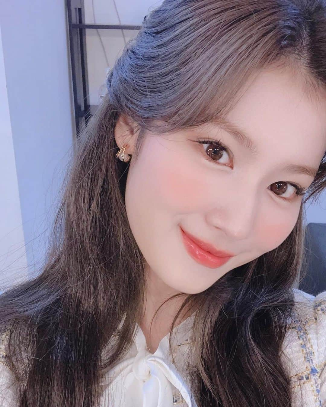 サナさんのインスタグラム写真 - (サナInstagram)「#HappySanaDay #AdorableSanaDay  — : 🐿 ♩ #twice #sana #sanaminatozaki #minatozakisana #사나 #jyp #feelspecial #nosananolife #kpop」12月29日 13時52分 - twicesana