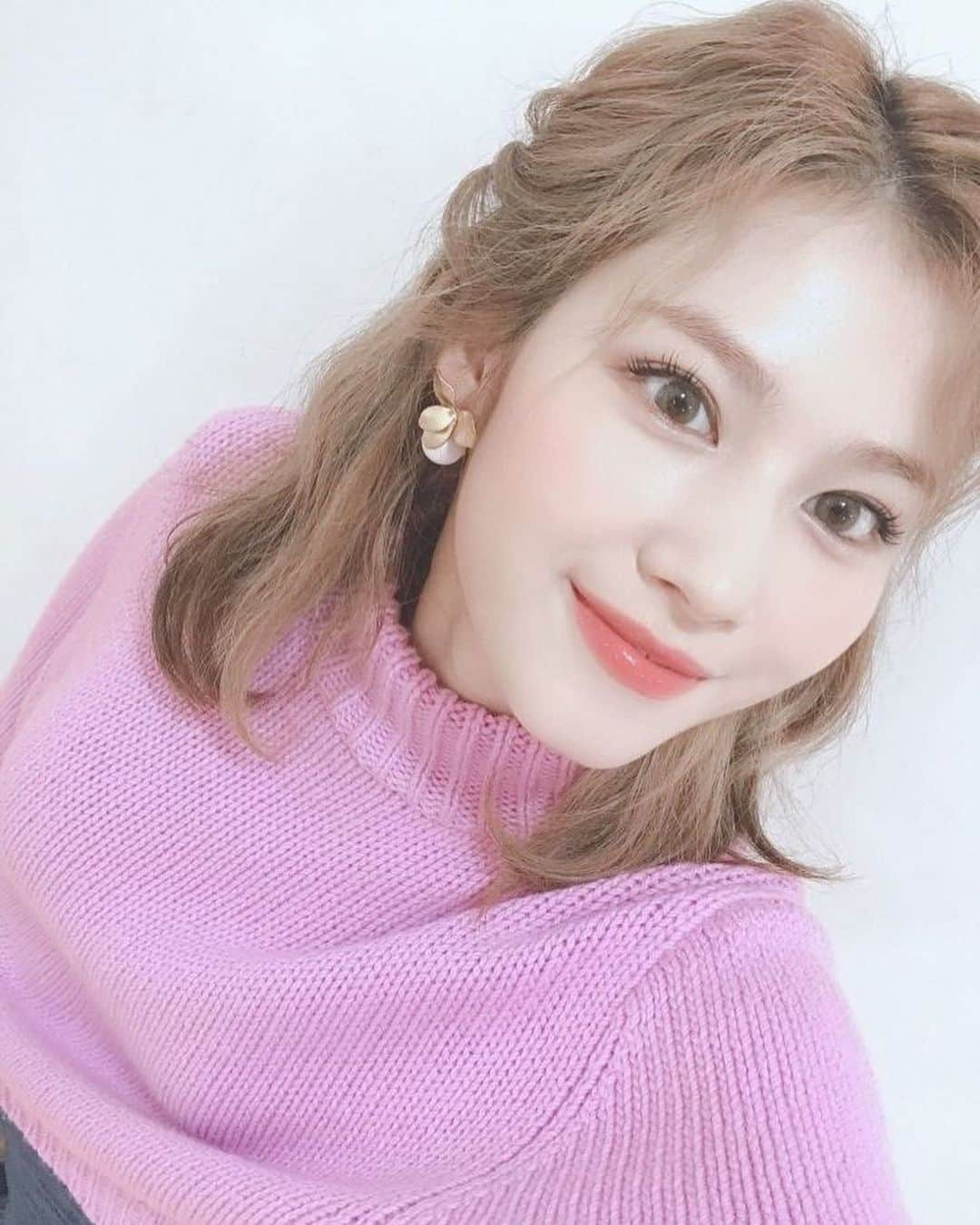 サナさんのインスタグラム写真 - (サナInstagram)「#HappySanaDay #AdorableSanaDay  — : 🐿 ♩ #twice #sana #sanaminatozaki #minatozakisana #사나 #jyp #feelspecial #nosananolife #kpop」12月29日 13時52分 - twicesana