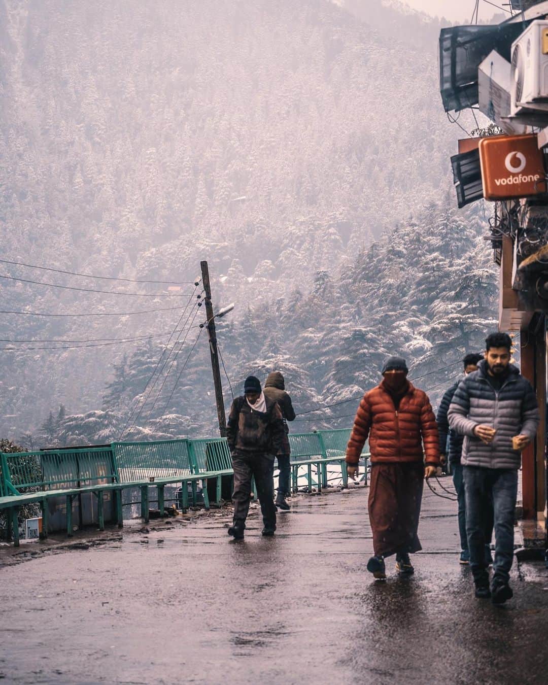 Abhinav Chandelさんのインスタグラム写真 - (Abhinav ChandelInstagram)「Swipe right to watch the scenes from snowfall in Mcleodganj/Dharamshala region. . . . It was once again a morning to remember for years to come by as the snowflakes were floating down the sky, getting caught on pine needles and some I caught on my palm, as I walked through the forest to Dharamkot, seeing snowy scenes through tiny windows between the trees, wondering if every part of the world would look as beautiful if it snowed all over.  Well that’s something I’d never know, but what I knew in that moment was that I was lucky enough to be there, to be witnessing these moments once again in another winter that I’ve spend living in these mountains.  But irrespective of how many times I’ve witnessed these scenes, I still stood there, mesmerised, and in awe of the world around me, which was still a little frozen while I made my way towards a corner filled with warmth.」12月29日 13時57分 - abhiandnow