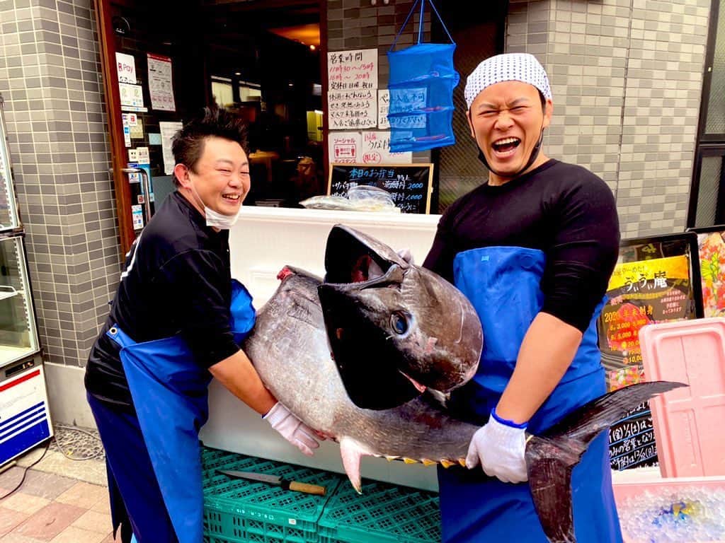 須藤元気さんのインスタグラム写真 - (須藤元気Instagram)「今日で競りはほぼ終わりです。(河岸は明日まで)お店で60kgの本マグロ買いました。漁業、水産業の皆さま今年もありがとうございました！#元気な魚屋さん #ゔぃゔぃ庵」12月29日 13時58分 - sudogenki