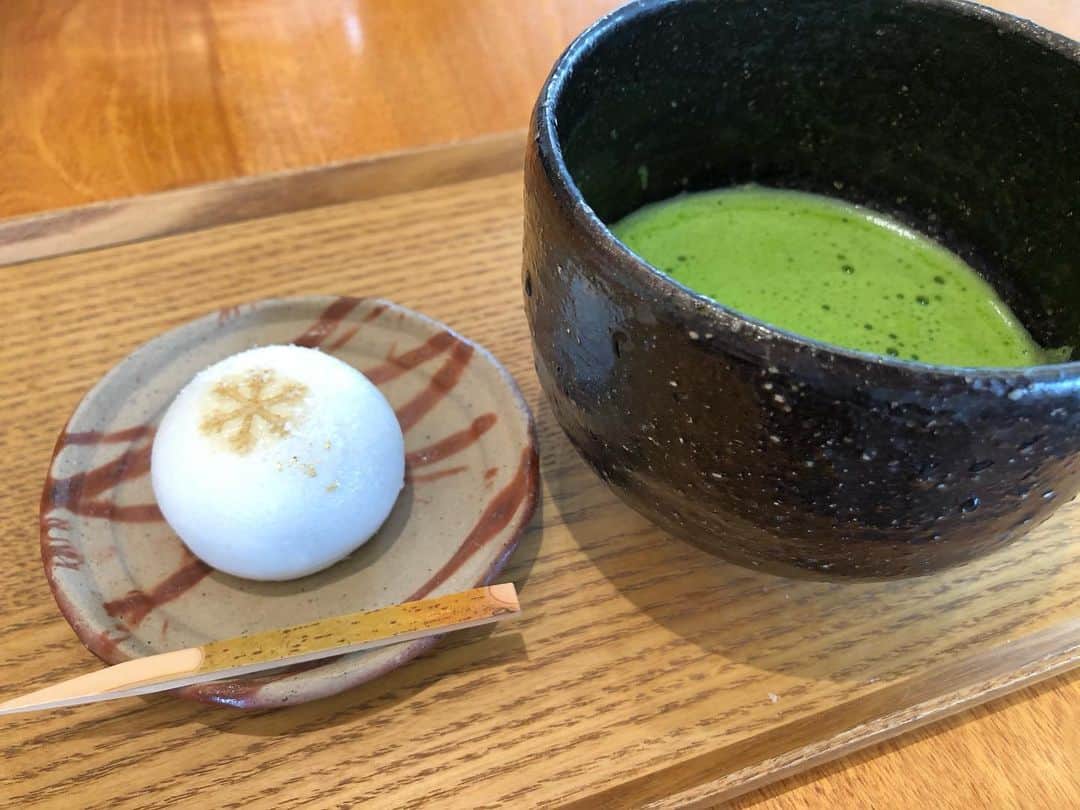 永野沙耶のインスタグラム：「和菓子とお茶を頂きました☺🍵 和菓子は、｢雪華｣❄️️ 雪に見立てた和菓子が可愛くて美味しかったです♪」