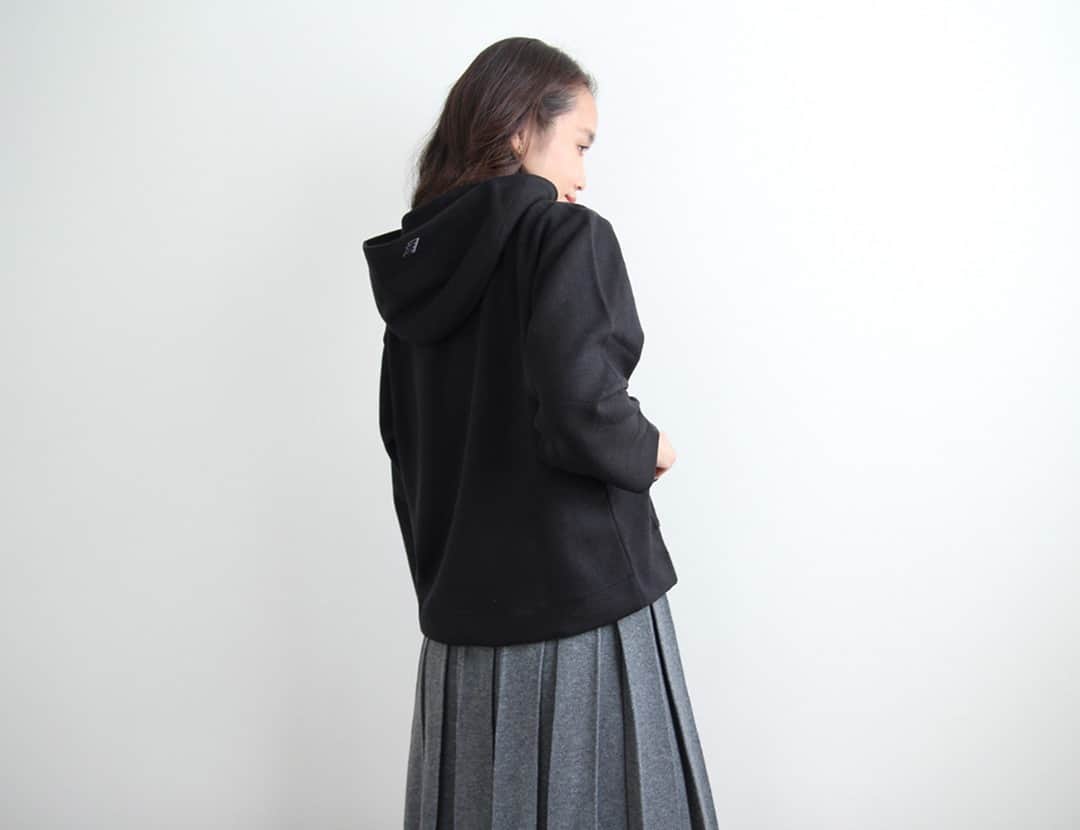 のインスタグラム：「「WESTWOOD OUTFITTERS」 - TRICKHOOD プルオーバー -  すっきりしたシルエットが綺麗な大人のためのパーカー。  ボックスシルエットで丈がやや短めなので、ラフになりすぎず、ボトムスとのバランスも取りやすいのが嬉しい♪  ◎商品は当店トップページのバナーorプロフィールのURLからどうぞ。 ▶︎ @kozlife_tokyo  #KOZLIFE #kozlife_tokyo#LoveFoodLoveLife #instahome #instajapan #TRICKHOOD #WESTWOODOUTFITTERS #fashion #madeinjapan #ウェストウッドアウトフィッターズ #暮らし #トリックフード #丁寧な暮らし #暮らしを楽しむ #ボックスシルエット #おうち時間 #パーカー #パーカーコーデ #プルオーバー #フード #ジップアップ」