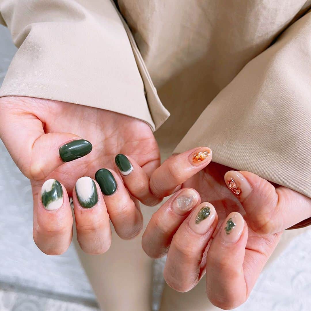 金子栞のインスタグラム：「先々週くらいにネイル納めしてました。  @cherielamer_ikebukuro にあったブランケットの色が可愛くて！ この色でなんか良い感じで、、ってフワッとした伝えた方でしたが😂  #ハイバイママ みてる間にこんなに可愛く仕上がってました🙏🏻💚  いつもありがとうございます💫  #冬ネイル」