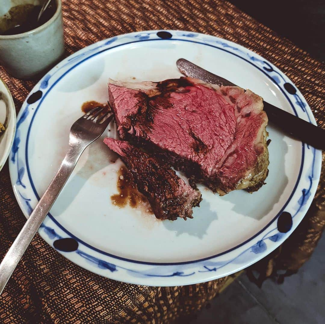 鈴木淳子さんのインスタグラム写真 - (鈴木淳子Instagram)「Home cooked Christmas Dinner🥘🌹🎄 旦那が肉を焼くこだわりがすごくて、毎度、かんぺきなジューシーなローストビーフが現れます。 美味しかった。 ローストビーフ屋さんやろうよ っていう冗談が定番です😚  って気がついたらもう29日。 今日でなんとかして、仕事納めたいところ。楽しいからいいんだけど。 って思っちゃうからダメなんだよねー。笑 . . . #happyholidays #ChristmasDinner」12月29日 14時03分 - junkosuzuki