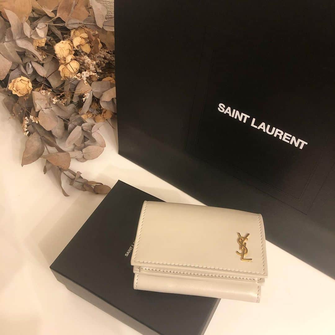 那須久美子のインスタグラム：「サンタさん来た🎅🎁  忘れてたみたい🤣💦  #ysl #saintlaurent #passcase #christmas #🎁🎁🎁  #小さいお財布欲しかったから嬉しい😊✨ #ありがと✨」