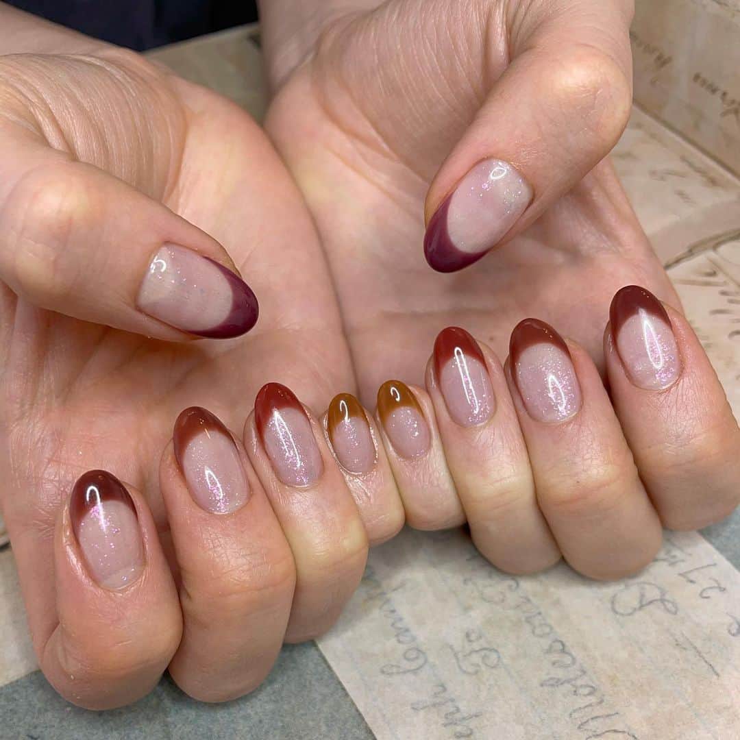 山本ソニアのインスタグラム：「💅🤎  モカ🍫☕️フレンチ🇫🇷💅✨  ベースに薄くピンクラメクリアを塗って フレンチはクリアカラーで柔らかい雰囲気に💗  Thank you @kai32 👼🏻 💒　@pink_rose_window   #フレンチネイル #ネイルアート #クリアネイル #ブラウンネイル #ジェルネイル」