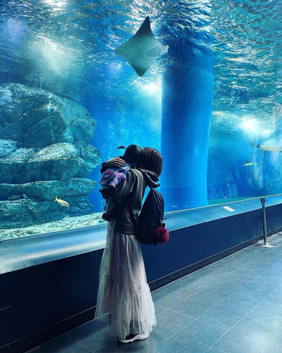 DJ YURiAのインスタグラム：「🐠🐡🐟  来年はどんな1年になるんだろう。﻿ ﻿ 今年は大変で寂しい年だったなぁ。﻿ ﻿ 会いたい人になかなか会えないとか﻿ 行きたい所になかなか行けないとか、、﻿ ﻿ 何かを我慢しなかった人なんて﻿ 居ないんじゃないだろうか。﻿ ﻿ ﻿ その分家族や身近な大切な人と過ごす﻿ 時間はきっと増えて、当たり前だった﻿ 小さな幸せにたくさん気付いた年でも﻿ あったのかな🌼﻿ ﻿ ﻿ ﻿ 来年はみんなで笑って過ごせる日が﻿ 早く来ると良いな☺️﻿ ﻿ ﻿ やっぱりみんなでワイワイしたい🎉﻿ ﻿ パーリーしたよおおおおおお﻿ ﻿ ﻿ 4月に花見をさせてくれえええええ ﻿ 娘のお誕生日会もやらせてくれええ﻿ ﻿ こちとら切迫早産でベビーシャワーも﻿ できなかったんじゃあああ﻿ ﻿ ﻿ コロナまじうんこ💩 ﻿ ﻿ ﻿ 綺麗な言葉でまとめたかったのに﻿🤭﻿ ﻿ そんな1年でした。﻿ ﻿ ﻿  ﻿ ﻿ ﻿ ﻿ ﻿ #mylittlegirl﻿ #20monthsold﻿ #生後20ヶ月﻿ #1歳8ヶ月﻿ #べいびーすぅ﻿ #こどものいる生活 #水族館﻿ #新米ママ ﻿」