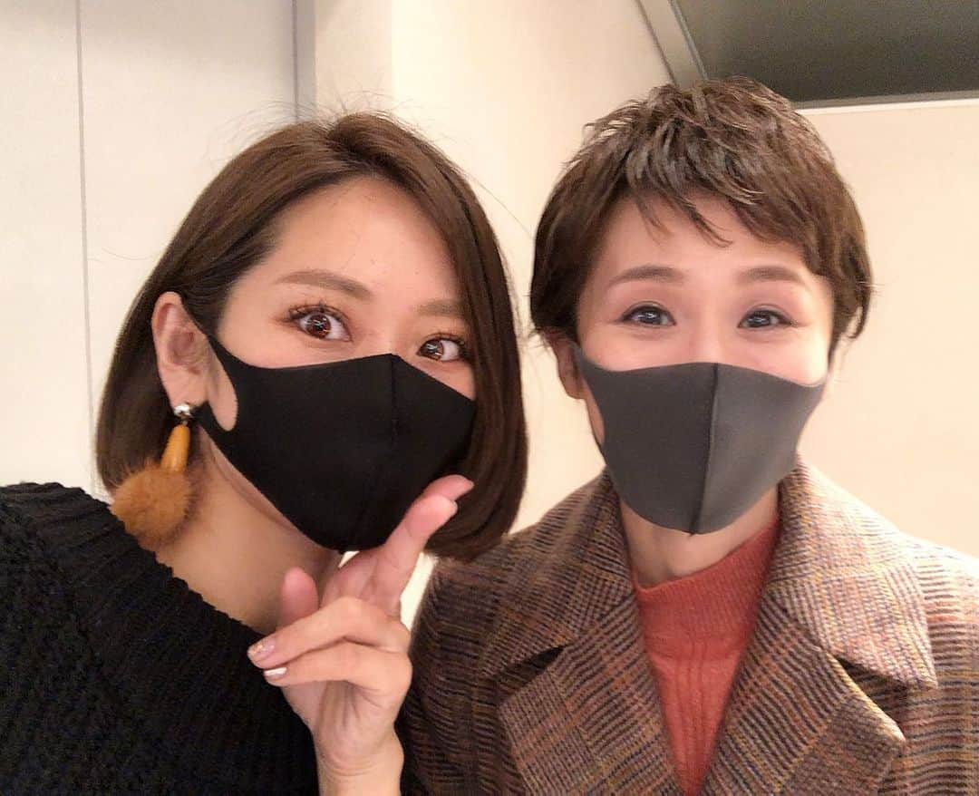 那須久美子のインスタグラム：「@nishioka_sumiko さん切り納め✂️  ベリーショートになり、小顔が更に際立ってオシャレです✨  いつもありがとうございます💕  #にしおかすみこ　さん #ベリーショート　#ショートバング #野菜が芸術になってるからインスタ見てみて✨ #そんな才能ほしい✨ #いつも楽しい時間をありがとうございます💕」
