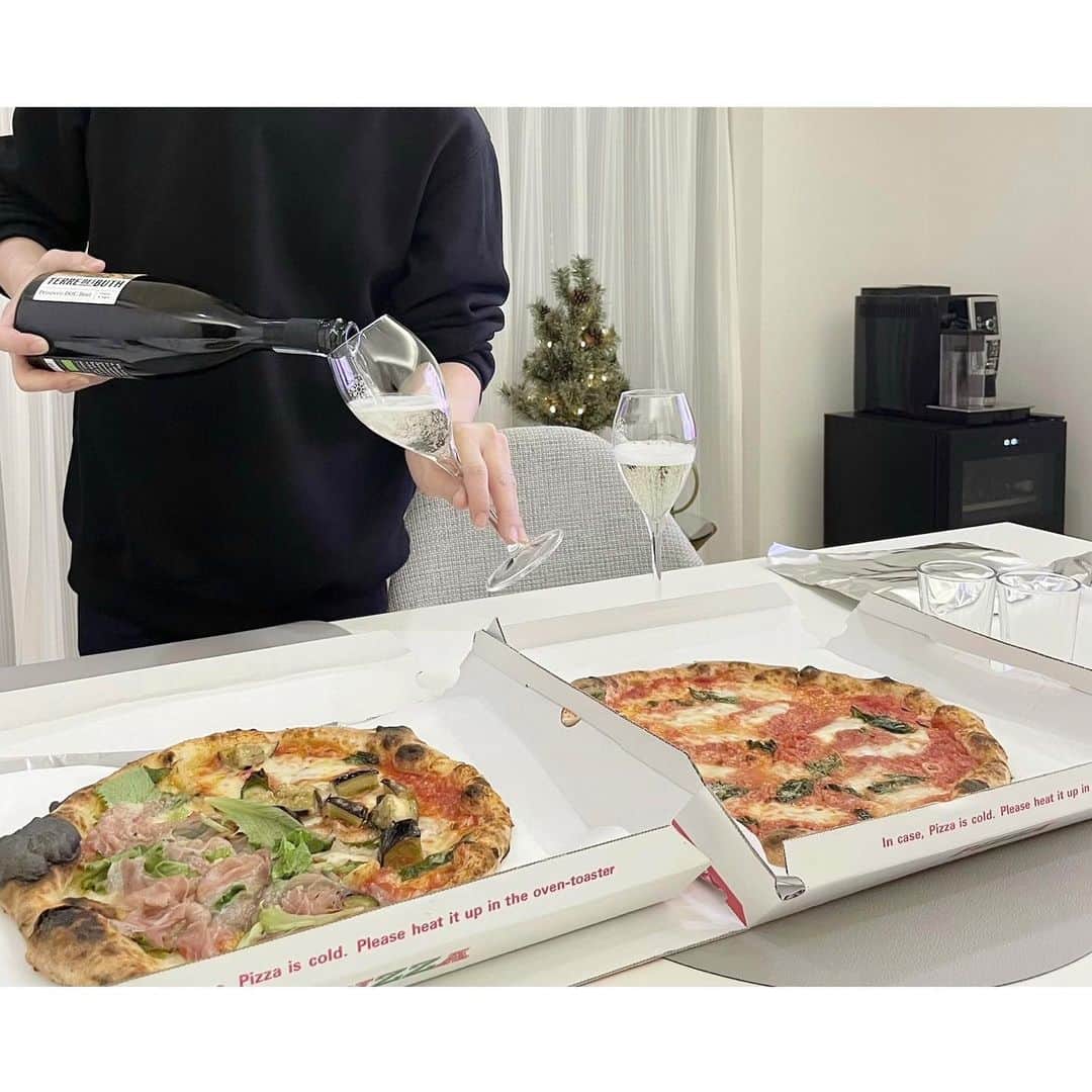 kumiのインスタグラム：「christmas eve 🎄🍕🍾」