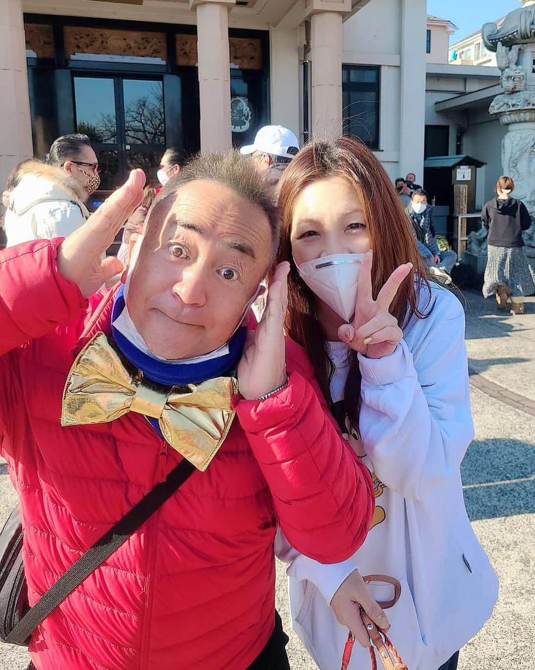 井上貴子のインスタグラム：「今年もあとわずか。 先日大好きなせんだみつおさんと 逢いました（ナハナハ）  73歳とは思えないほど元気で 下ネタばかり言うおっちゃんですが  いつも変わらず 場を楽しませてくれる 素晴らしいお方です。  家の大掃除もおわり べにひおもトリミングして キレイになりました^ ^  今年は 特に特別な静かに過ごす年末ですね。  それと大雪などの予報もあるので とても心配ですね。  皆さんお気をつけてお過ごしください。  Happyで^ ^  プロフィール画面に記載のURLより 通販サイト「神取屋」に飛べます^ ^  コロナ禍に携わる 全てのお仕事の皆様。  心から 感謝しています。  引き続き油断せず お気をつけて お過ごし下さいませ。  #井上貴子  #LLPWX #女子プロレス #紅緒と柊音 #トイプードル #せんだみつお #KN95 #LLPWX通販サイト神取屋 #TikTokはじめてみた #Twitterも見てね #感謝 #stopcovid19civ」