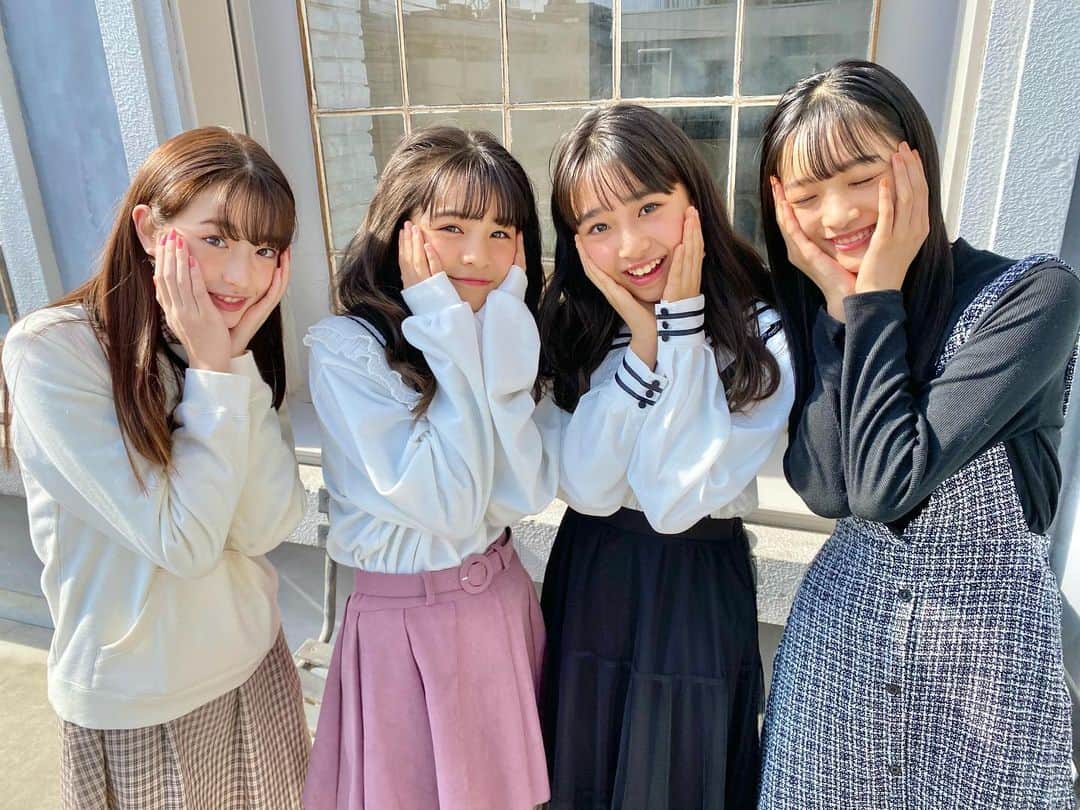 ニコ☆プチのインスタグラム：「♡♡♡ ・ まぶしっ☀️ 4人とも私服だよ😋💟 ・ ・ #ニコプチ #プチモ #葛西杏也菜 #有坂心花 #藤岡舞衣 #中山あやか」