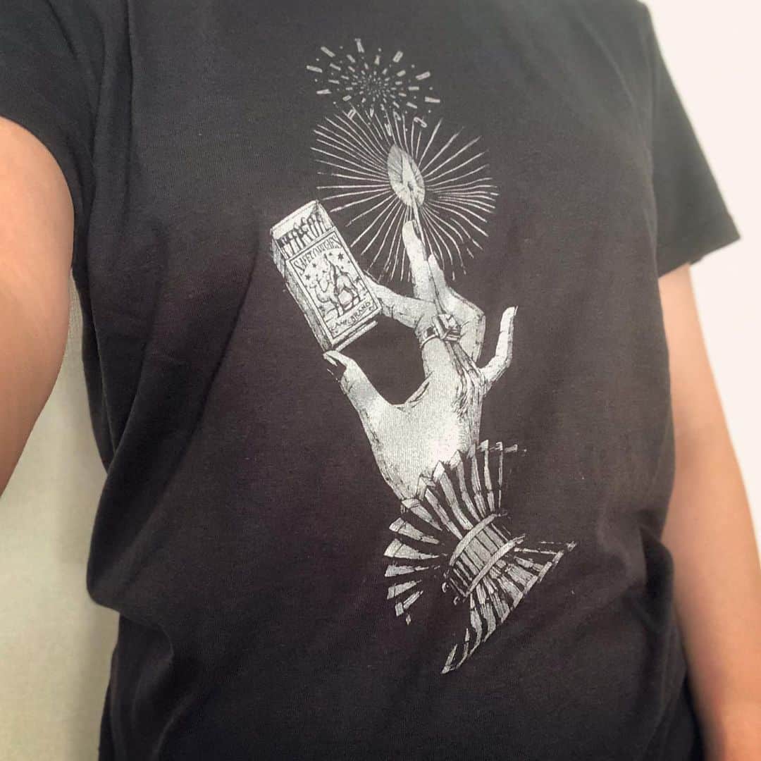 岡田育のインスタグラム：「. 🔮🧿🔮🧿🔮 ❤️🧡💛💚💙 💃🕺💃🕺💃 ✌️✌️✌️✌️☮️ 🧿🔮🧿🔮🧿 Everybody, have a nice DAY IN QUESTION 2020!!! #abracadabra #thedayinquestion2020 #bucktick #灯tシャツ #鳩山郁子 #年の瀬ですね  . とか言って、私はアーカイブ視聴組なんですけどね！ 年末年始に日本いるの久しぶりなのでテンション上がる。よいお年をお迎えください。」