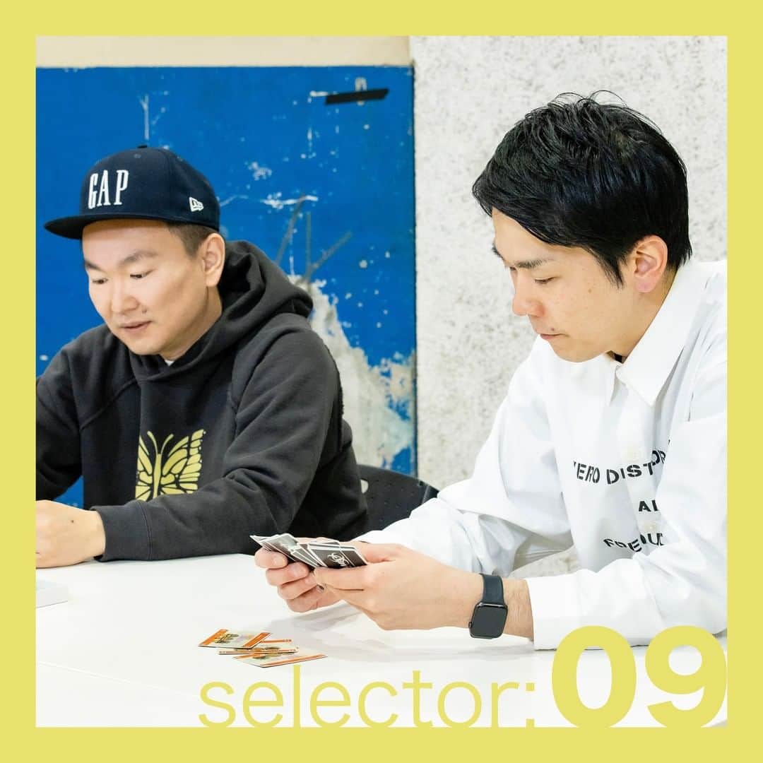 のインスタグラム：「【#2020年ベストバイ】今年のお買い物を振り返る「2020年ベストバイ」。9組目は、お笑いコンビ「かまいたち」の2人。今年10月にテレビ朝日で始まった初のキー局での冠番組「かまいガチ」をはじめとした多くのバラエティ番組に出演。今年2月に開設したYouTubeチャンネルは登録者数73万人を超えるなど、人気芸人としての地位を確立しました。そんな飛躍の1年を過ごしたかまいたちが選ぶ、2020年に買ってよかったモノ6点。記事全文はトップのリンクから🔗 @hamaitachi  @sneakerkenji0117   1：【山内】JORDAN BRAND×DIOR エア ジョーダン 1 LOW OG DIOR @jumpman23  @dior  2：【濱家】MINEDENIM デニムコート @mine_denim  3：【山内】ケンビル ゾン噛まパーティー 4：【濱家】LOEWE レザートートバッグ @loewe  5：【山内】メシ馬 「絶対に負けたくない!」から紐解く 穴パターン事典 6：【濱家】ドラえもん 眼鏡ケース  #かまいたち #かまいたち山内 #かまいたち濱家 #fashionsnapcom #jordanbrand #Jordan #dior #airjordan1 #aj1 #airjordan1low #nike #minedenim #loewe #ジョーダンブランド #ジョーダン #エアジョーダン1 #ナイキ #ディオール #マインデニム #ゾン噛ま #ロエベ #メシ馬 #競馬 #ドラえもん」