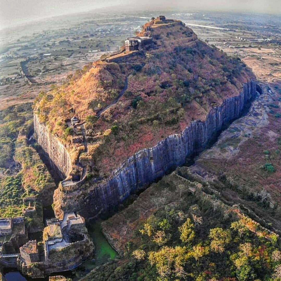 Padgramさんのインスタグラム写真 - (PadgramInstagram)「Daulatabad fort "Hill of Gods", also called Devagiri or Deogir (western India). It is situated in a hilly upland area 600 feets (182 meters) high from the ground and has 750 steps.  . 📷 @paragzone .  #pgdaily #pgstar #pgcounty #planetgo #planet #planetearth #amazing #awesome #nature #geologyscience #earth #explore  #geography#earthscience #naturephotography #castle #india」12月29日 14時23分 - planet.go